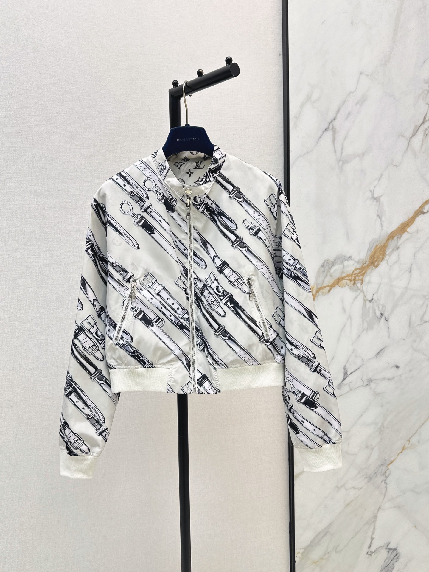 NO:878934,Jackets, skirts, the same style as Liu Yifei, L family 26Ss————The latest spring and summer printed suit, reversible stand-up collar jacket + irregular skirt, reversible, high-end atmosphere, full of high-end sense of wear, light and soft, very good in kind, fashionable and versatile upper body, one color separated, ready for sale sml,, louis vuitton, skirts, jackets & coats, jackets & coats,19860909外套 半裙 刘亦菲同款 L家 26Ss————春夏最新款印花套装双面可穿立领夹克外套+不规则半裙 双面可穿 高级大气 满满的穿搭高级感 轻盈柔软 实物非常赞 上身洋气百搭 一色分开发 现货发售sml,,louis vuitton,skirts,jackets & coats,jackets & coats,,Women's clothing
