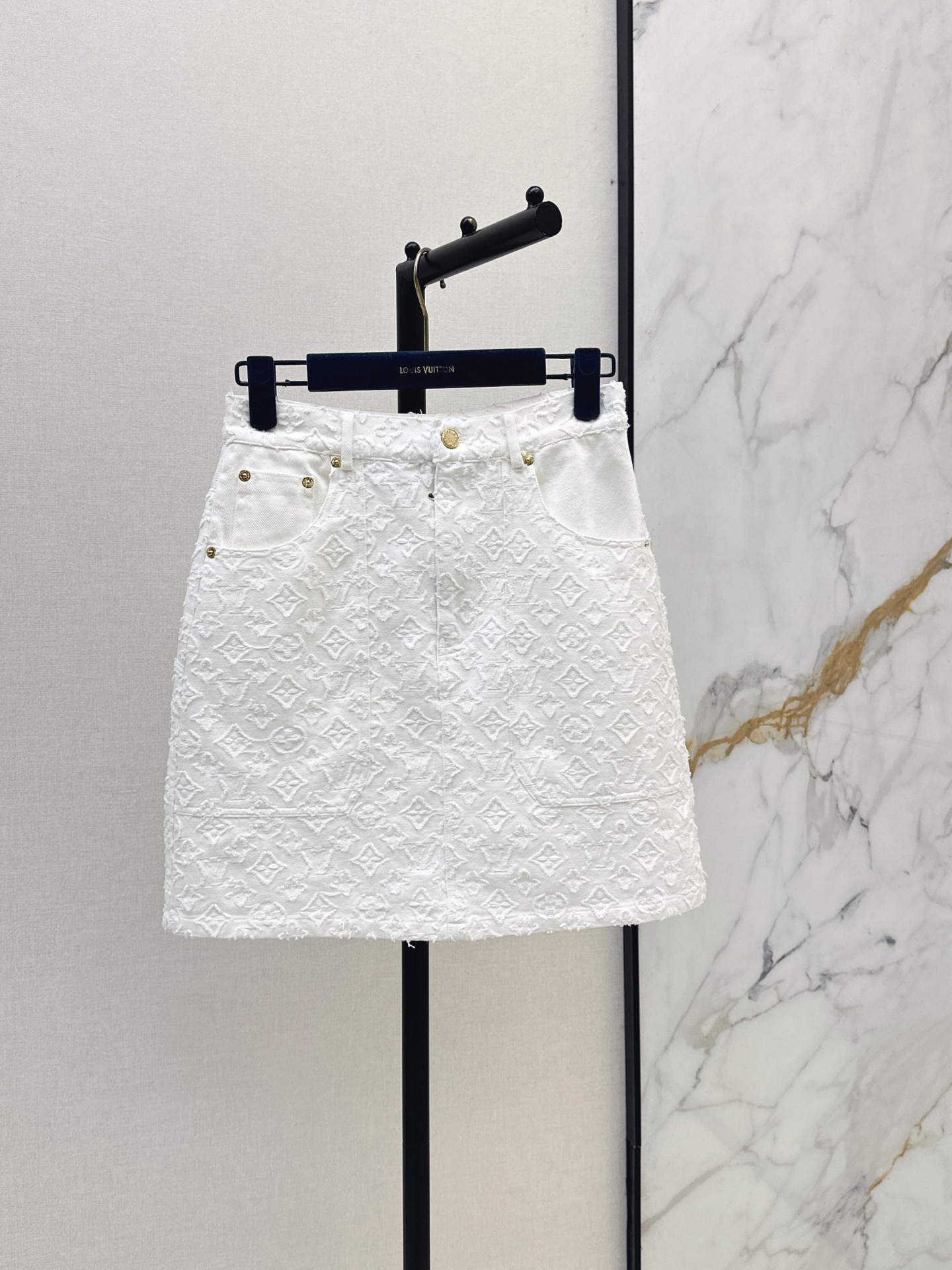 NO:878940,L Family 26Ss——The latest presbyopia denim skirt for spring and summer is super fashionable. The upper body is cool and sassy in individual tones. The texture is delicate and the cotton feels natural. It has a sinewy feel and is super beautiful. One color ready for sale sml,, louis vuitton, skirts,19860909L家 26Ss———春夏最新款老花牛仔半裙超时髦 个性色调上身又酷又飒爽 纹理细腻 棉感自然 有筋骨感超级漂亮 一色现货发售sml,,louis vuitton,skirts,,Women's clothing