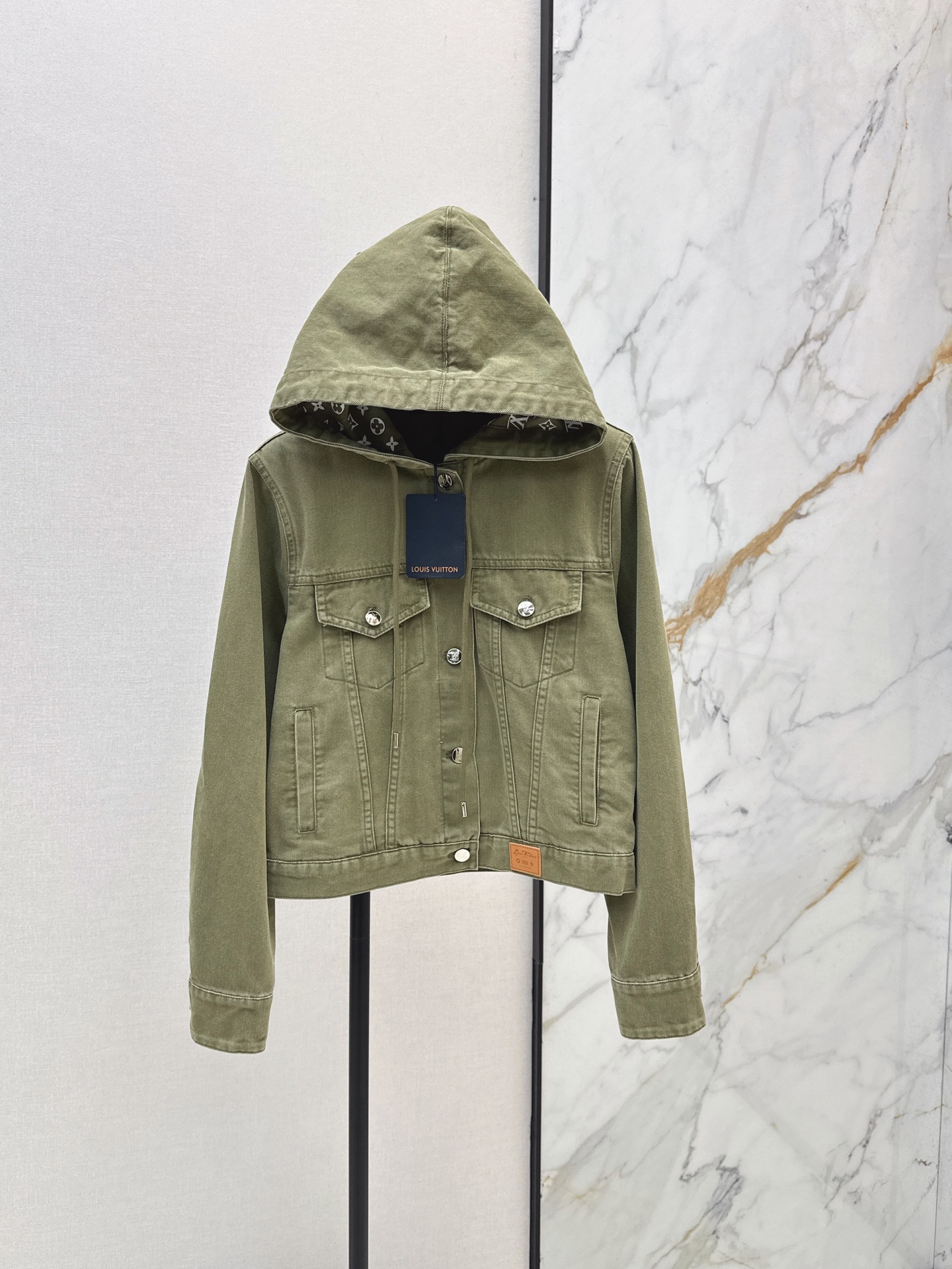 NO:878941,Jackets, suspenders, shorts, trousers, the same style as Ouyang Nana, L family 26Ss————The latest retro olive green denim series for spring and summer. Hooded jacket + shorts + trousers + suspender tops. A series that can be combined and matched at will. It is also very versatile when worn alone. Presbyopic curling design is eye-catching and can divide the sense of body proportion. One color is developed separately. Available in stock sml,, louis vuitton, shorts, jackets & coats, hats,19860909外套 吊带 短裤 长裤 欧阳娜娜同款 L家 26Ss————春夏最新款复古橄榄绿牛仔一系列 连帽外套+短裤+长裤+吊带上衣 一系列可以随意组合搭配 单穿也很百搭 老花卷边设计 吸睛又可以分割出身材比例感 一色分开发 现货发售sml,,louis vuitton,shorts,jackets & coats,hats,,Women's clothing