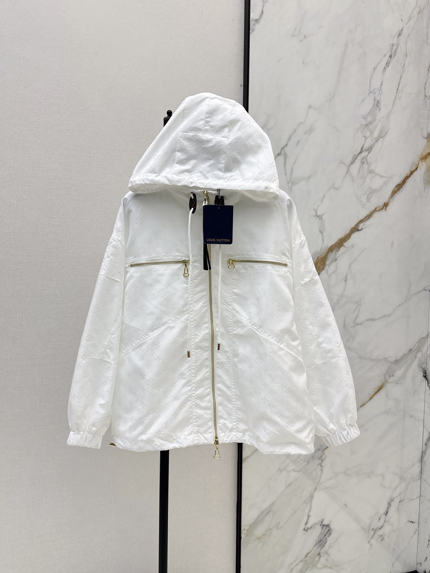 NO:878947,L's 26Ss————The latest spring and summer logo presbyopic nylon jacket. It is designed to combine the collision of work clothes and sun protection clothing. The special material has a sense of texture. Every small detail is paid great attention to. It has just the right sense of high-end. Three-dimensional tailoring makes the upper body of the garment more refined and western. Two colors are available for sale now. SML, Louis Vuitton, jackets & coats,19860909L家 26Ss————春夏最新款logo老花尼龙外套 结合工装与防晒衣的碰撞设计 特殊材质有肌理感 每个小细节都非常注重 恰到好处的高级感 立体剪裁 让成衣上身更为精致洋气 两色现货发售sml,,louis vuitton,jackets & coats,,Women's clothing
