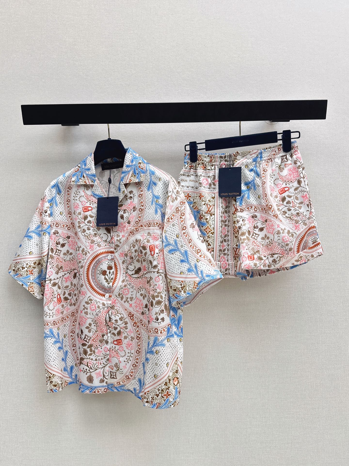 NO:878949,Tops, shorts, L home 26Ss - the latest spring and summer floral pattern print suit short-sleeved off-shoulder shirt + elastic waist shorts. Fashionable, low-key, luxurious and high-end. The version is versatile and easy to choose. Developed in one color. Ready for sale sml,, louis vuitton, shorts, shirts, T-shirt,19860909上衣 短裤 L家 26Ss————春夏最新款花卉图案印花套装短袖落肩衬衫+松紧腰短裤 时髦低调气质又奢华高级 版型百搭不挑人 一色分开发 现货发售sml,,louis vuitton,shorts,shirts,T-shirt,,Women's clothing