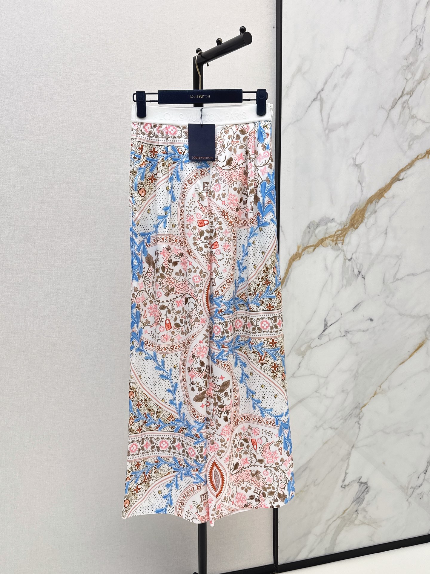 NO:878951,L’s 26Ss—the latest spring and summer straight-leg trousers with floral prints are not picky about your body shape, and the upper body is particularly great!  The style of matching is also very versatile. Exquisite advanced customization. The texture of the textured fabric is awesome. Retro and elegant. The upper body is cool and handsome, age-reducing and fashionable. One color ready for sale sml,, louis vuitton,19860909L家 26Ss————春夏最新款花卉图案印花直筒长裤不挑剔身形要求 上身特别赞！搭配的风格也很通吃 精致高级定制 富有肌理感的面料质感超赞 复古优雅 上身酷帅减龄时髦精 一色现货发售sml,,louis vuitton,,Women's clothing