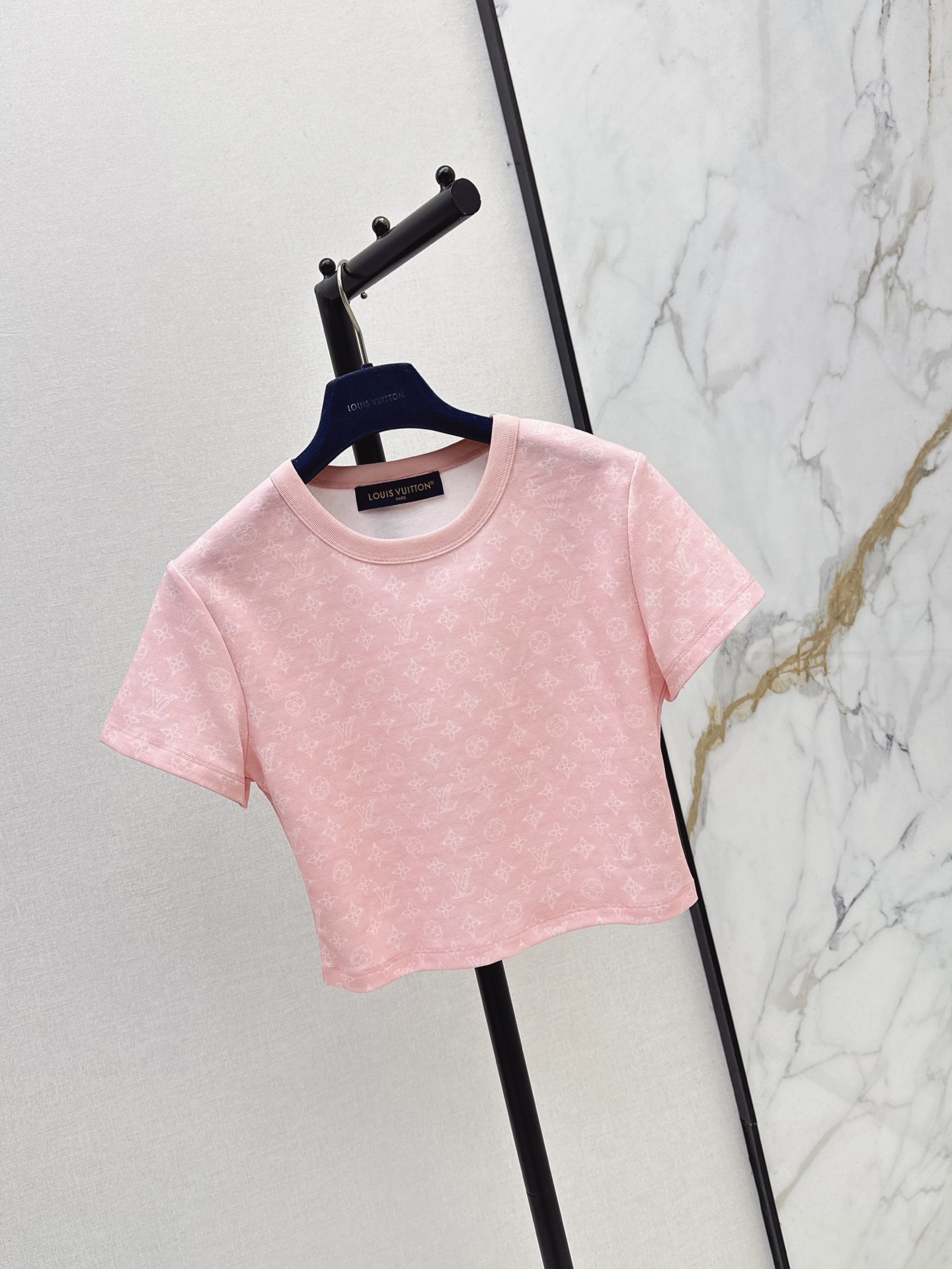 NO:878953,L Family 26Ss————The latest classic presbyopic short round neck T-shirt in spring and summer is very dense and feels super good. It is a really hard-working one. The details are perfect. The regular version is not picky at all. It is simple and generous. Three colors are available for sale now. SML, Louis Vuitton, Tees, T-shirt,19860909L家 26Ss————春夏最新款经典老花短款圆领T恤密度很高 手感超好 真的费劲心血的一款 细节完美 常规版型 上身完全不挑人简单大方 三色现货发售sml,,louis vuitton,tees，t-shirt,,Women's clothing