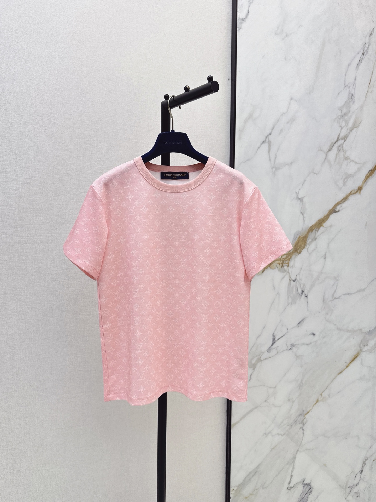 NO:878957,L Family 26Ss————The latest classic presbyopic round neck T-shirt in spring and summer is very dense and feels super good. It is a really hard-working one. The details are perfect. The regular version is not picky at all. The upper body is simple and generous. Three colors are available for sale now. SML, Louis Vuitton, Tees, T-shirt,19860909L家 26Ss————春夏最新款经典老花圆领T恤密度很高 手感超好 真的费劲心血的一款 细节完美 常规版型 上身完全不挑人简单大方 三色现货发售sml,,louis vuitton,tees，t-shirt,,Women's clothing