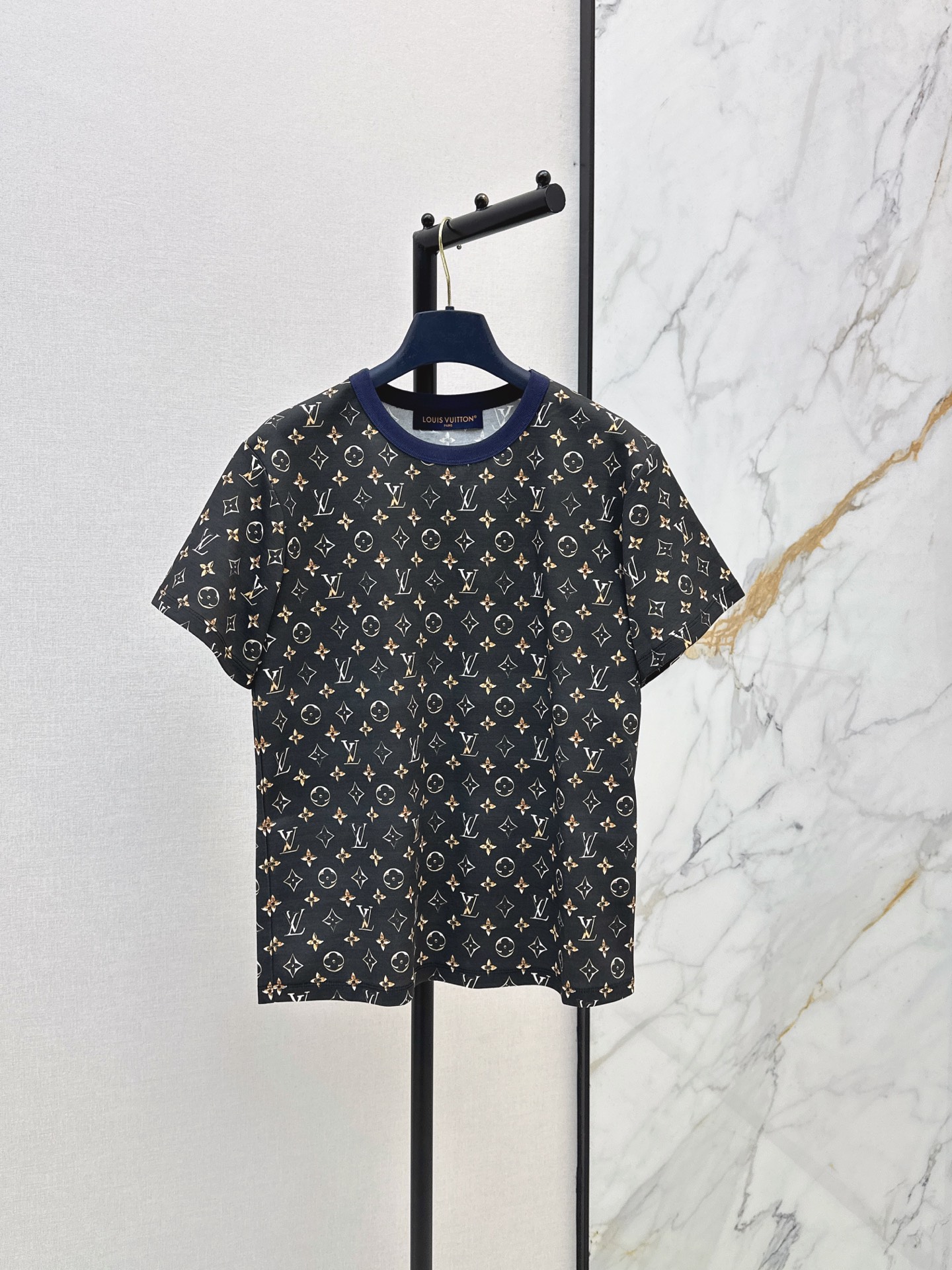 NO:878959,L Family 26Ss————The latest classic presbyopic round neck T-shirt in spring and summer is very dense and feels super good. It is a really hard-working one. The details are perfect. The regular version is not picky at all. The upper body is simple and generous. Three colors are available for sale now. SML, Louis Vuitton, Tees, T-shirt,19860909L家 26Ss————春夏最新款经典老花圆领T恤密度很高 手感超好 真的费劲心血的一款 细节完美 常规版型 上身完全不挑人简单大方 三色现货发售sml,,louis vuitton,tees，t-shirt,,Women's clothing