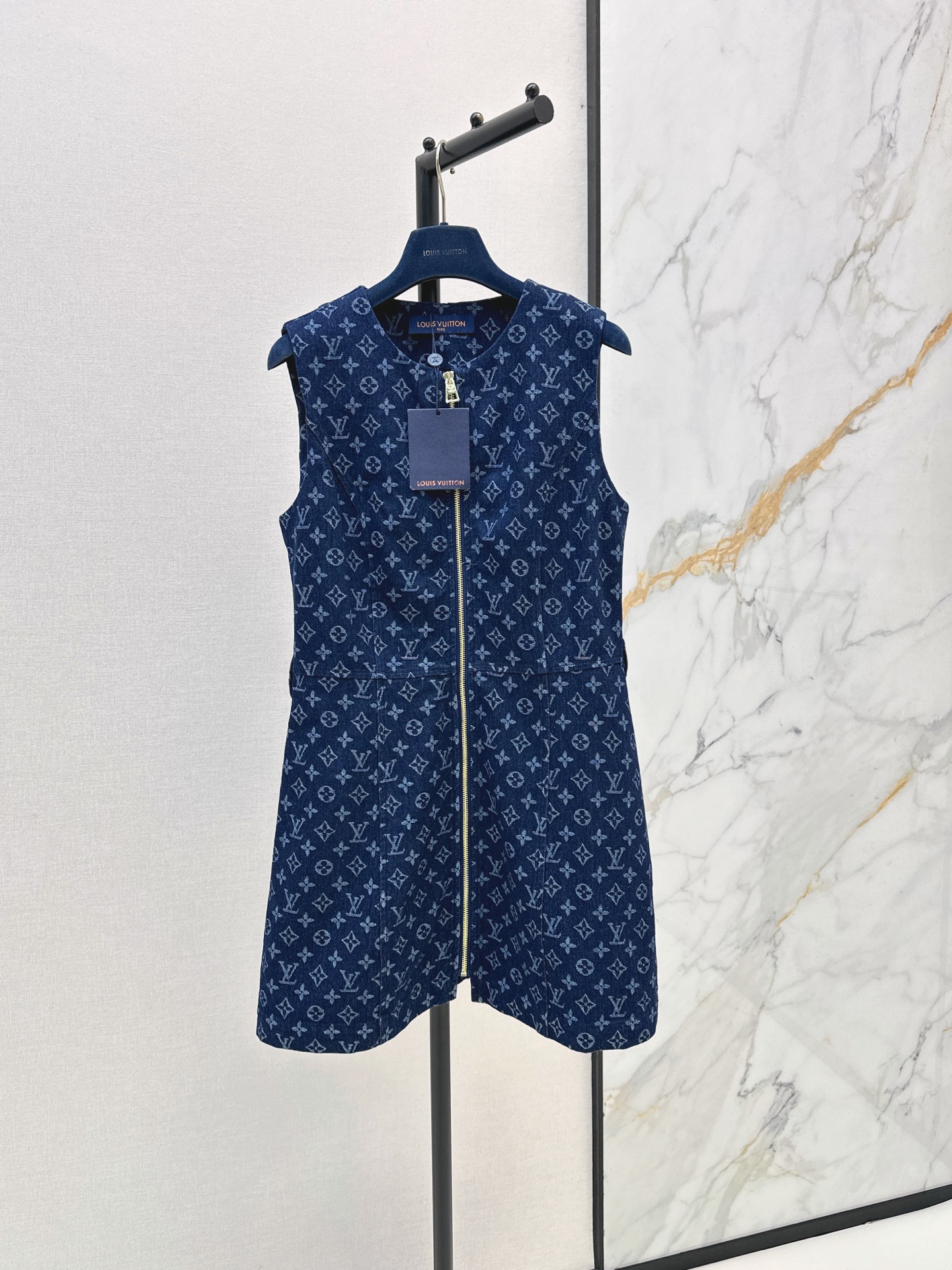 NO:878942,L's 26Ss————The latest presbyopic denim dress for spring and summer. Super fashionable. The upper body is cool and sassy with a unique color tone. The texture is delicate and the cotton feels natural. It has a muscular feel. Super beautiful. One color ready for sale sml,, louis vuitton, skirts,19860909L家 26Ss————春夏最新款老花牛仔连衣裙 超时髦 个性色调上身又酷又飒爽 纹理细腻 棉感自然 有筋骨感 超级漂亮 一色现货发售sml,,louis vuitton,skirts,,Women's clothing