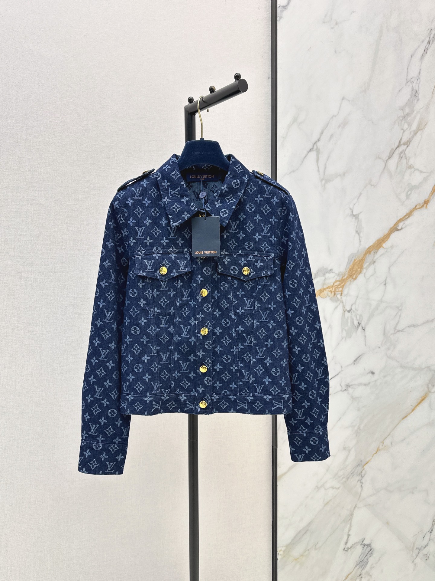 NO:878946,L Family 26Ss————The latest presbyopia denim jacket for spring and summer is super fashionable. The upper body is cool and sassy in individual tones. The texture is delicate and the cotton feels natural. It has a sinewy feel. It is super beautiful. One color ready for sale. sml,, louis vuitton, jackets & coats,19860909L家 26Ss————春夏最新款老花牛仔外套超时髦 个性色调上身又酷又飒爽 纹理细腻 棉感自然 有筋骨感 超级漂亮 一色现货发售sml,,louis vuitton,jackets & coats,,Women's clothing
