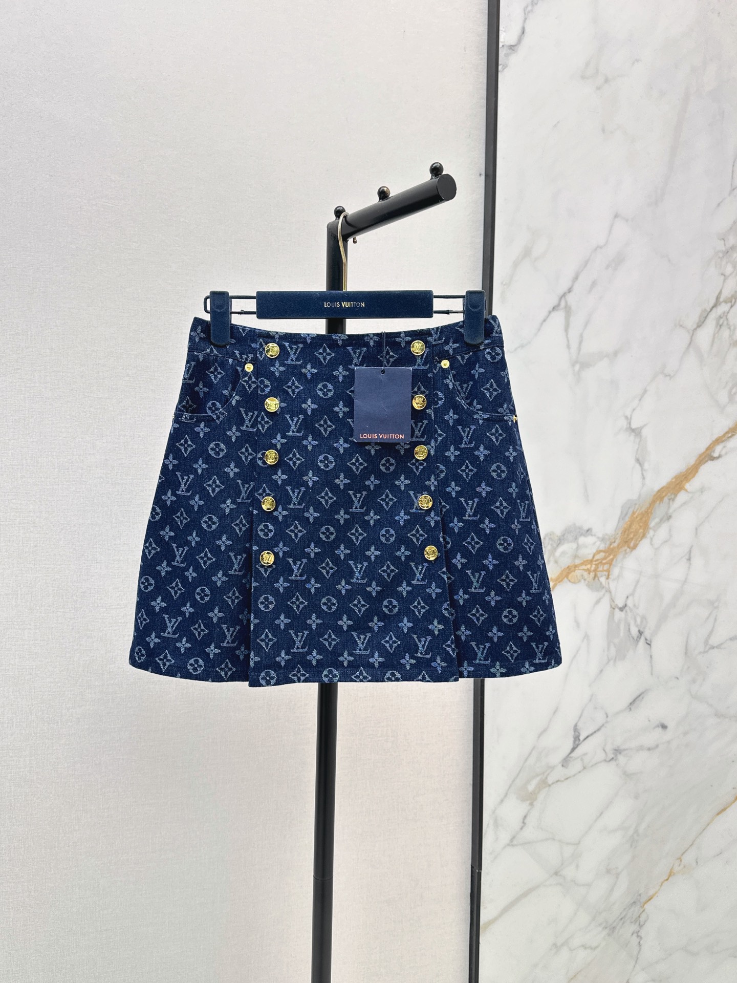 NO:878948,Ljia 26Ss————The latest presbyopic denim skirt for spring and summer is super fashionable. The upper body is cool and sassy in individual tones. The texture is delicate and the cotton feels natural. It has a sinewy feel. Super beautiful. One color ready for sale sml,, louis vuitton, skirts,19860909L家 26Ss————春夏最新款老花牛仔半裙超时髦 个性色调上身又酷又飒爽 纹理细腻 棉感自然 有筋骨感 超级漂亮 一色现货发售sml,,louis vuitton,skirts,,Women's clothing