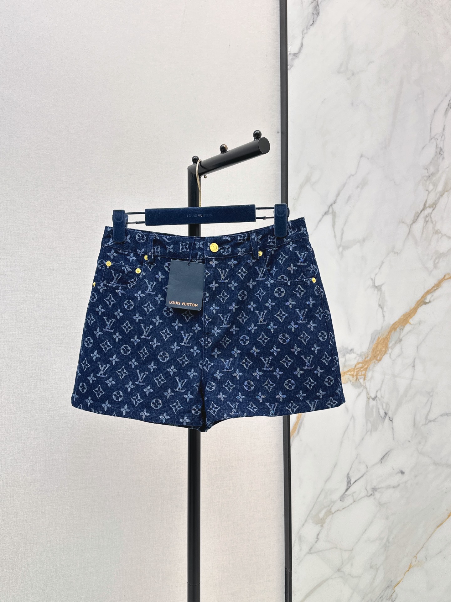 NO:878950,L's 26Ss————The latest presbyopic denim shorts for spring and summer are super fashionable. The upper body is cool and sassy in individual tones. The texture is delicate and the cotton feels natural. It has a sinewy feel. Super beautiful. One color ready for sale sml,, louis vuitton, shorts,19860909L家 26Ss————春夏最新款老花牛仔短裤超时髦 个性色调上身又酷又飒爽 纹理细腻 棉感自然 有筋骨感 超级漂亮 一色现货发售sml,,louis vuitton,shorts,,Women's clothing