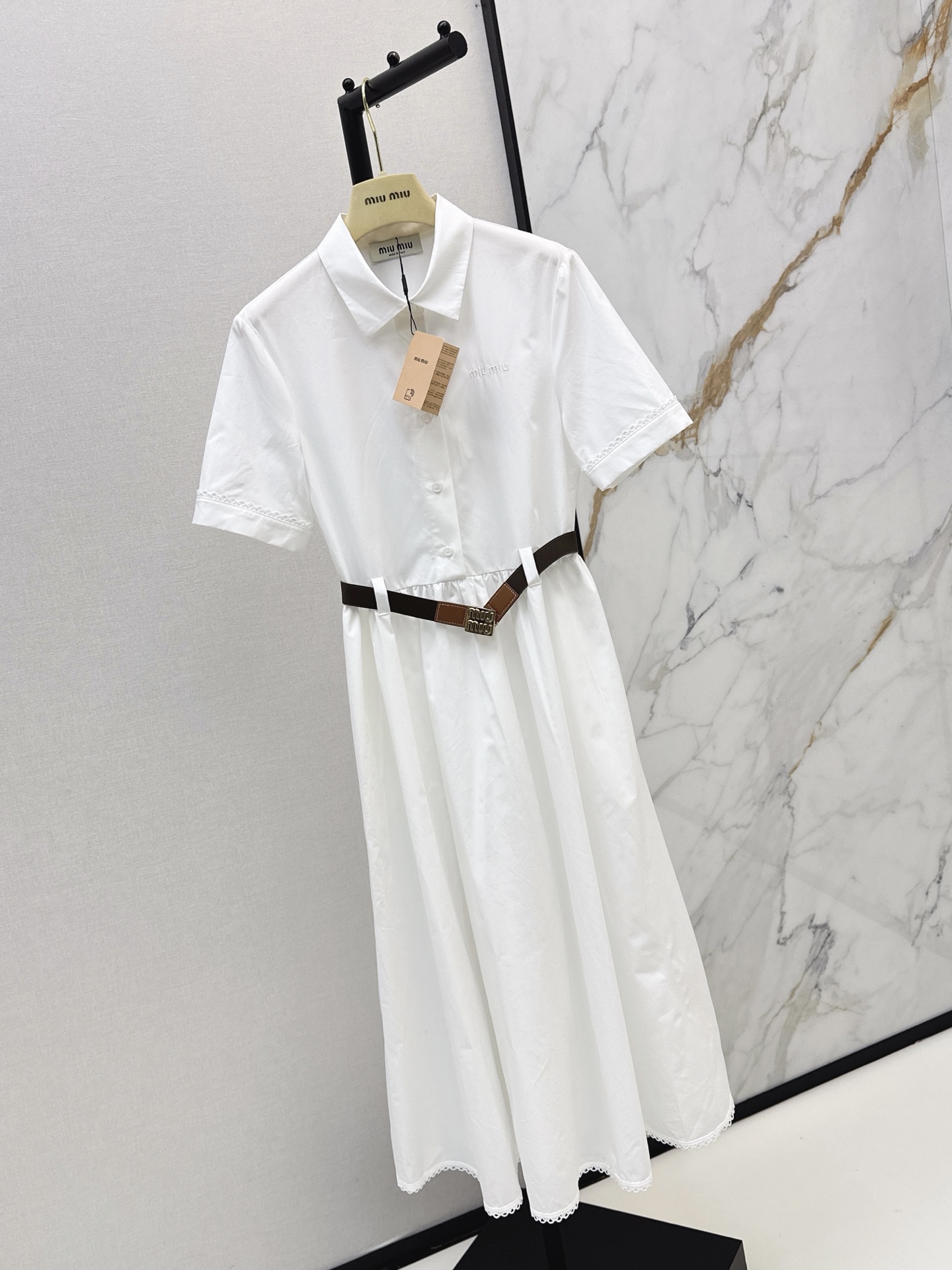 NO:878952,Miu 26Ss————The latest spring and summer letter embroidered lapel long dress has a super western style. The upper body is casually high-end and effortlessly fashionable. The overall style is simple and elegant. The silhouette is comfortable to wear. It is intellectual and atmospheric. It creates a cool and high-end feeling. One color is available for sale sml,, miumiu, skirts,19860909Miu 26Ss————春夏最新款字母刺绣翻领长款连衣裙版型超洋气 上身就一整个不经意的高级 毫不费力的时髦 整体简约大方 廓形穿着舒适 知性大气 打造飒爽高级感 一色现货发售sml,,miumiu,skirts,,Women's clothing