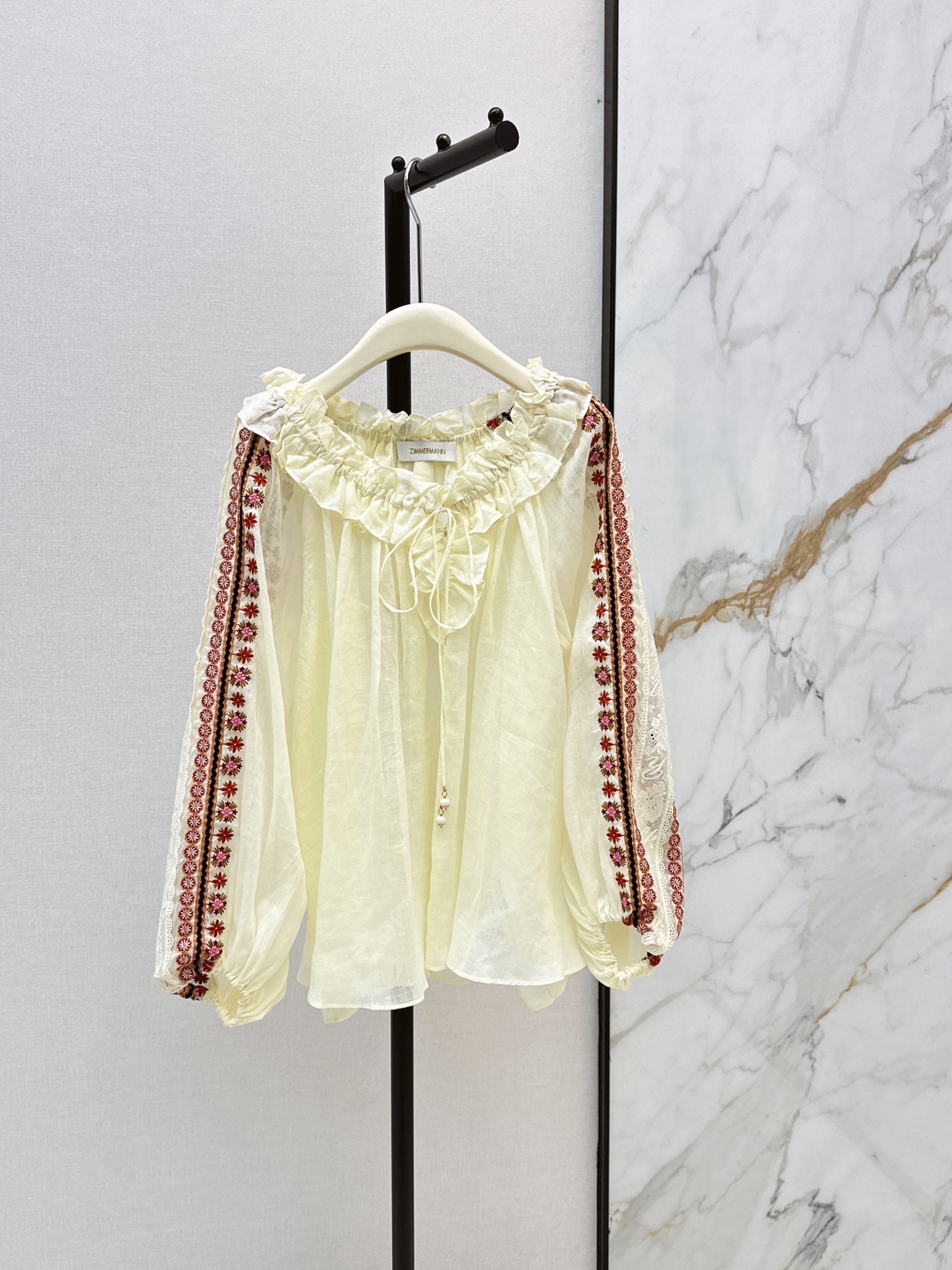NO:878954,Zim 26Ss————The latest heavily embroidered linen shirt for spring and summer. The embroidery workmanship is exquisite and elegant. The puff sleeve H version is easy to match and fashionable. Highly recommended item. It is perfect for daily commuting or beach vacation. The texture of imported linen fabric is great. One color ready for sale sml,, shirts,19860909Zim 26Ss————春夏最新款重磅刺绣亚麻衬衫刺绣工艺精致优雅 泡泡袖H版型不挑人百搭又时髦 强烈推荐单品 日常通勤或者海边度假穿都很绝 进口亚麻面料质感超赞 一色现货发售sml,,shirts,,Women's clothing