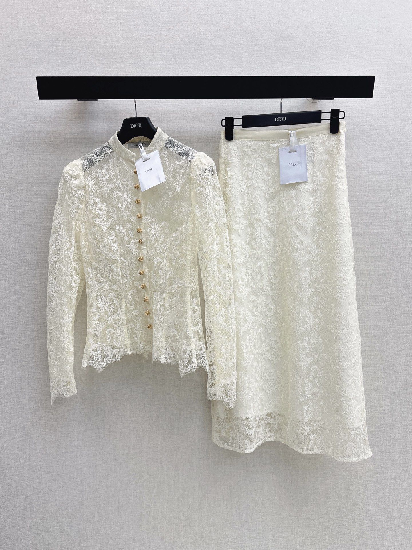 NO:878958,CD 26Ss————The latest spring and summer new product, wealthy daughter style heavy industry lace suit. Retro single-breasted design. Irregular lace ruffle waist tailoring to accurately pinch the waist. The lace fabric has a hazy and translucent texture. The pattern is delicate and gentle yet dignified. It can be worn as a set to attend important occasions or separately to create different looks. One color ready for sale sml,,19860909CD 26Ss————春夏最新款新品富家千金风重工蕾丝套装 复古单排扣设计 不规则蕾丝荷叶边收腰剪裁精准掐出小蛮腰 蕾丝面料自带朦胧半透质感 花纹细腻温柔又不失端庄 既可以成套穿着出席重要场合 也可以分开搭配打造不同造型 一色现货发售sml,,,Women's clothing