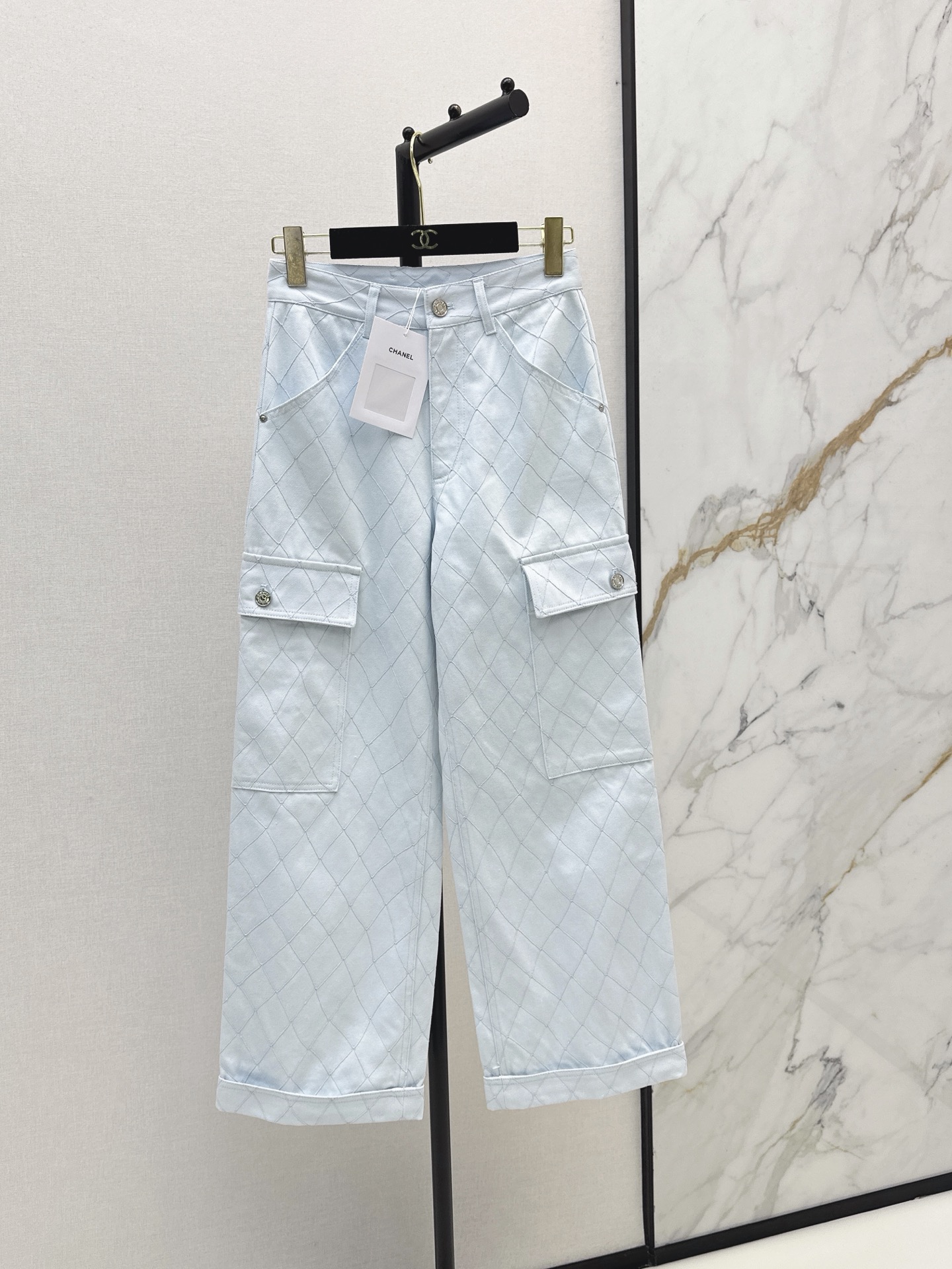 NO:878960,C Home 26Ss - the latest model for spring and summer Coco girl beach series heavy embroidery rhombus embroidered denim straight pants cargo pockets rolled leg design classic straight fit upper body slimming custom enzyme washed denim fabric bright summer beach white and rich beauty must-have single product high weave count organic cotton denim texture is awesome nostalgic retro wash fashionable and advanced tone two colors ready for sale sml,,chanel,19860909C家 26Ss———春夏最新款Coco女孩beach沙滩系列重工刺绣菱格线绣牛仔直筒裤工装口袋卷裤脚设计经典直筒版型上身巨显瘦 定制酵素洗水牛仔面料 明媚夏日海滩 白富美必入单品 高织数有机纯棉牛仔质感超赞 怀旧复古洗水时髦又高级的调调 两色现货发售sml,,chanel,,Women's clothing