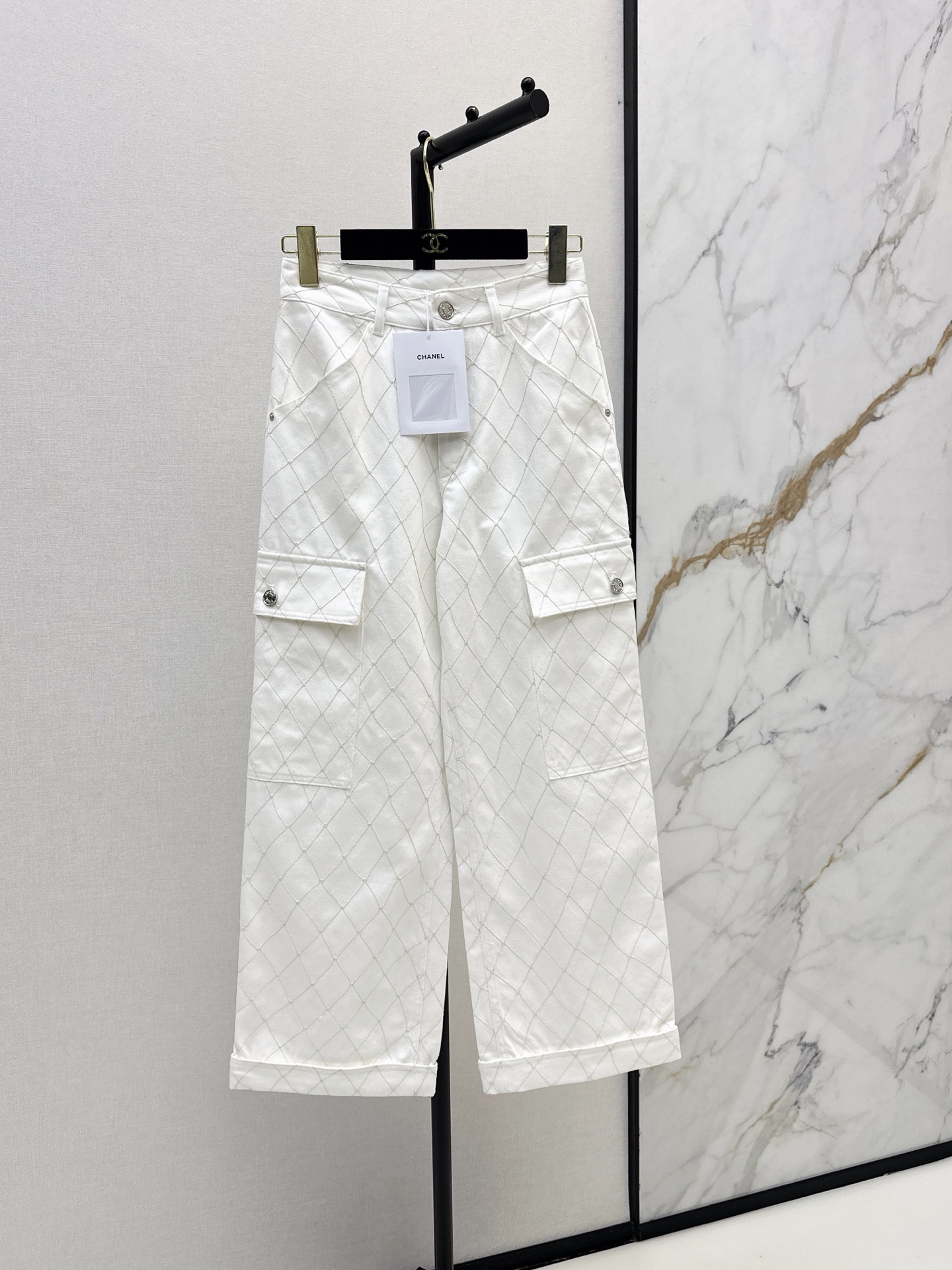 NO:878961,C Home 26Ss - the latest model for spring and summer Coco girl beach series heavy embroidery rhombus embroidered denim straight pants cargo pockets rolled leg design classic straight fit upper body slimming custom enzyme washed denim fabric bright summer beach white and rich beauty must-have single product high weave count organic cotton denim texture is awesome nostalgic retro wash fashionable and advanced tone two colors ready for sale sml,,chanel,19860909C家 26Ss———春夏最新款Coco女孩beach沙滩系列重工刺绣菱格线绣牛仔直筒裤工装口袋卷裤脚设计经典直筒版型上身巨显瘦 定制酵素洗水牛仔面料 明媚夏日海滩 白富美必入单品 高织数有机纯棉牛仔质感超赞 怀旧复古洗水时髦又高级的调调 两色现货发售sml,,chanel,,Women's clothing