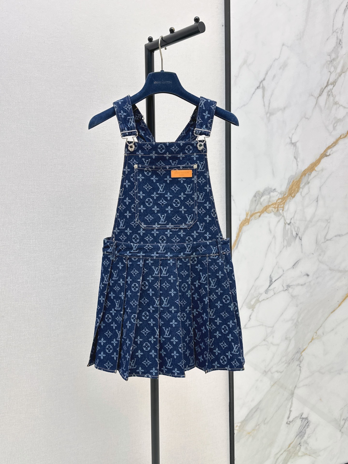 NO:884542,L's 26Ss————The latest high-end version of the spring and summer logo presbyopia suspender skirt is produced ~ super fashionable, the upper body is cool and sassy, ​​the texture is delicate, the cotton feel is natural and muscular, super beautiful, the details are super well made, one color sml,, louis vuitton, skirts,19860909L家 26Ss————春夏最新款logo老花减龄背带裙高版出品～超时髦 上身又酷又飒爽 纹理细腻 棉感自然有筋骨感 超级漂亮 细节做工超级好 一色sml,,louis vuitton,skirts,,Women's clothing
