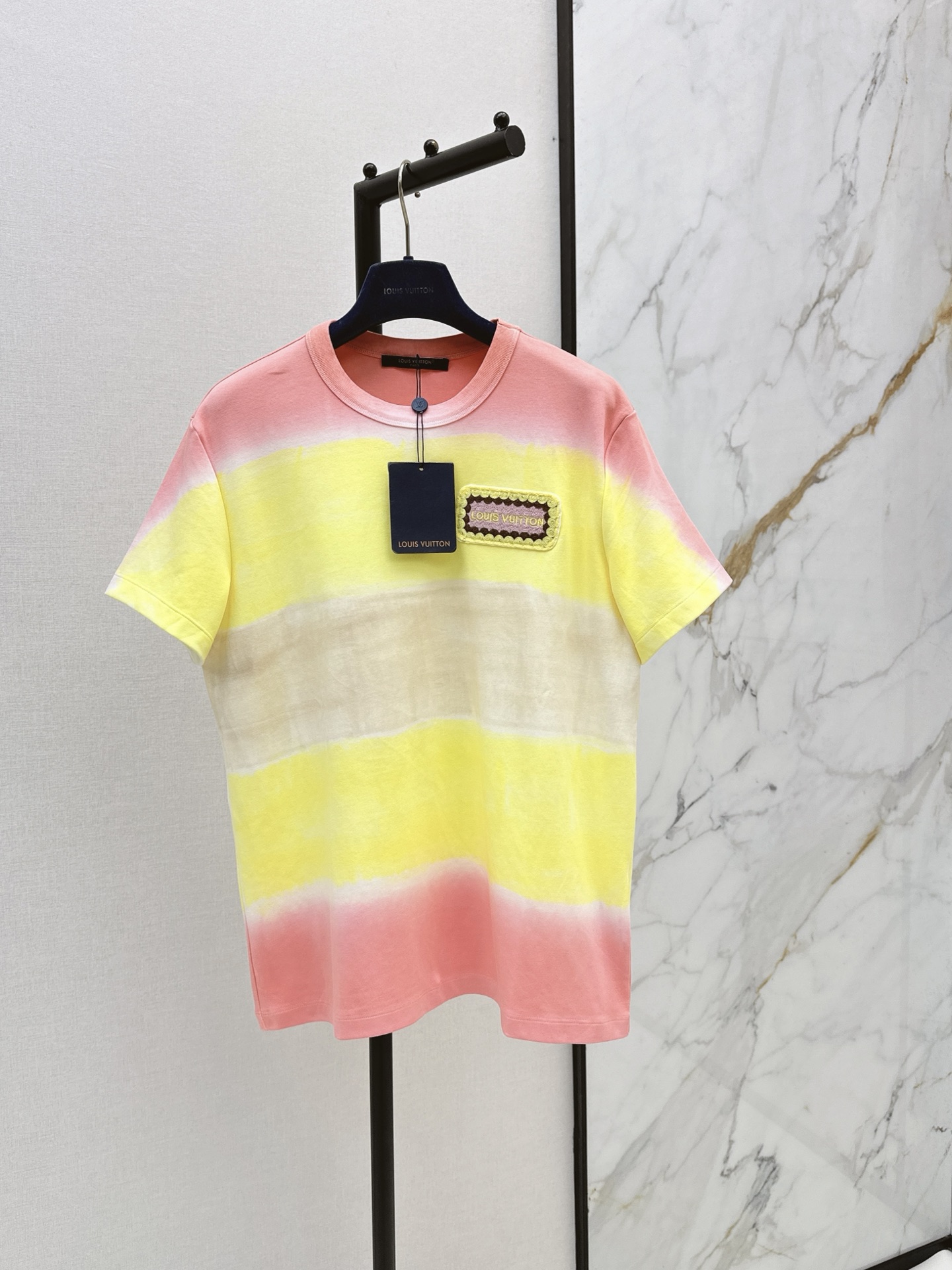 NO:884468,L Family 26Ss————The latest gradient color tie-dye T-shirt for spring and summer is very dense and feels super good. It is a really hard-working one. The details are perfect. The regular version is not picky at all. It is simple and generous on the upper body. It instantly enhances the temperament. One color sml, Louis Vuitton, tees, t-shirt,19860909L家 26Ss————春夏最新款渐变色扎染T恤密度很高 手感超好 真的费劲心血的一款 细节完美 常规版型 上身完全不挑人简单大方 瞬间提升气质 一色sml,,louis vuitton,tees，t-shirt,,Women's clothing