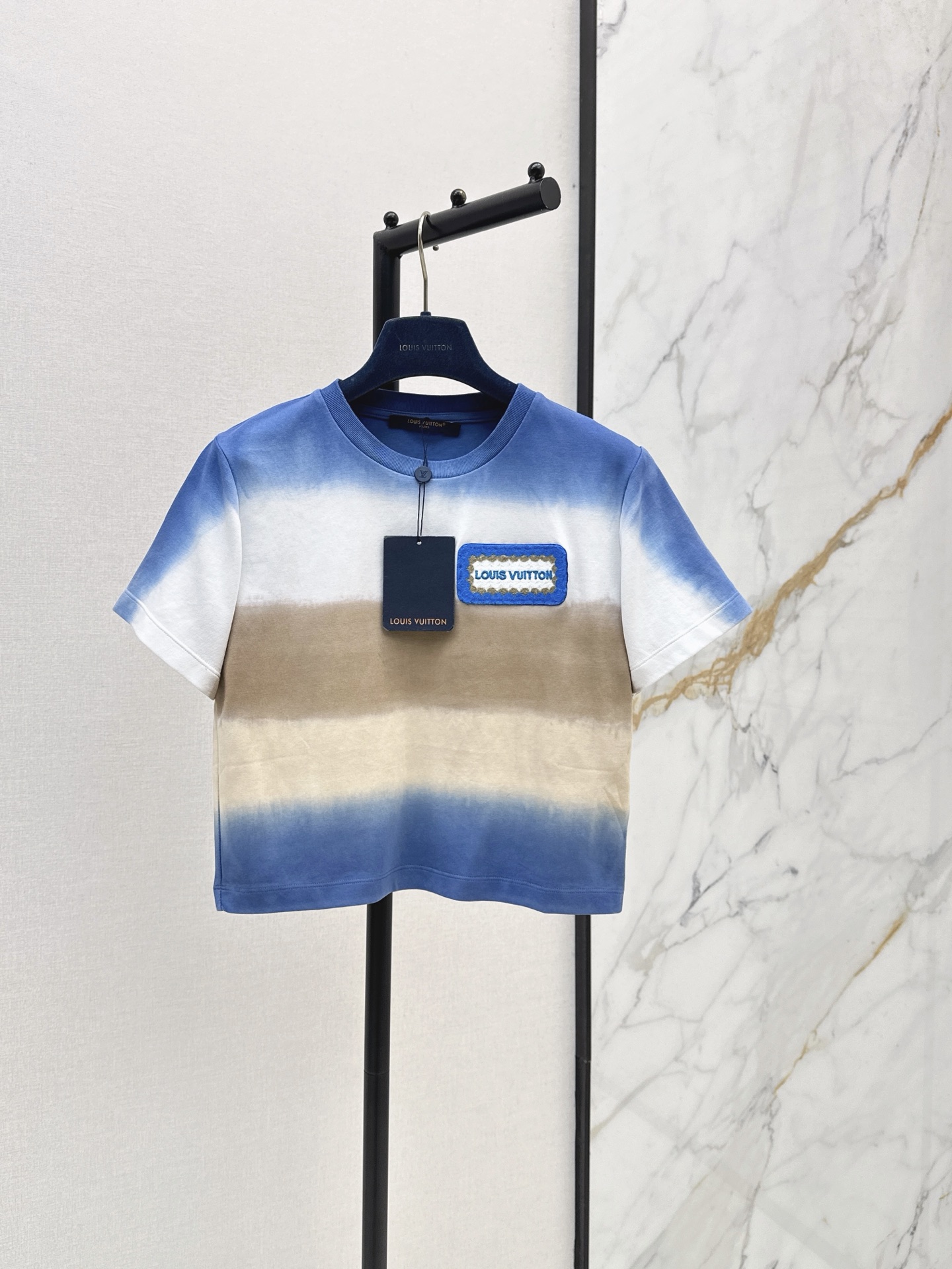 NO:884478,L Family 26Ss————The latest gradient tie-dye short T-shirt for spring and summer is very dense and feels super good. It is a really hard-working one. The details are perfect. The regular version is not picky at all. It is simple and generous. It instantly enhances your temperament. One color sml, Louis Vuitton, tees, t-shirt,19860909L家 26Ss————春夏最新款渐变色扎染短款T恤密度很高 手感超好 真的费劲心血的一款 细节完美 常规版型 上身完全不挑人简单大方 瞬间提升气质 一色sml,,louis vuitton,tees，t-shirt,,Women's clothing