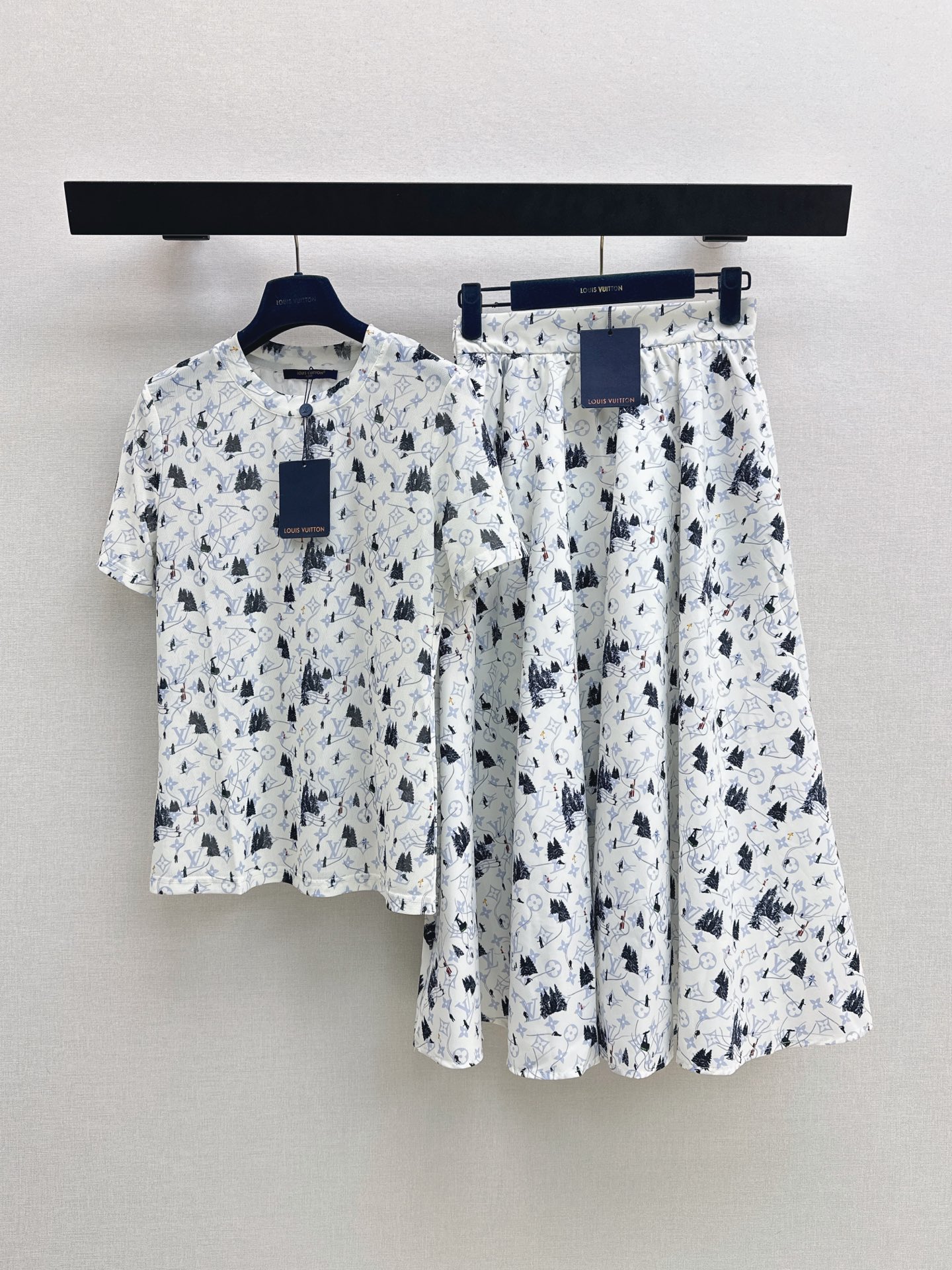 NO:884490,Tops Skirts L Home 26Ss————The latest spring and summer floral pattern suit round neck short-sleeved T-shirt + umbrella skirt. High-end atmosphere. Full of high-end sense of wear. Innovative fabrics. Light and soft. The real thing is very good. It is tight and shows the figure. The upper body is fashionable and versatile. It looks good in two colors. sml top 97200150 skirt 96260210,, louis  vuitton,skirts,T-shirt,tees,t-shirt,19860909上衣 半裙 L家 26Ss————春夏最新款花卉图案套装圆领短袖T恤+伞状半裙 高级大气 满满的穿搭高级感 创新面料 轻盈柔软 实物非常赞 紧身显身材 上身洋气百搭 穿搭好看 两色分开发 sml 上衣97200150 半裙96260210,,louis vuitton,skirts,T-shirt,tees，t-shirt,,Women's clothing