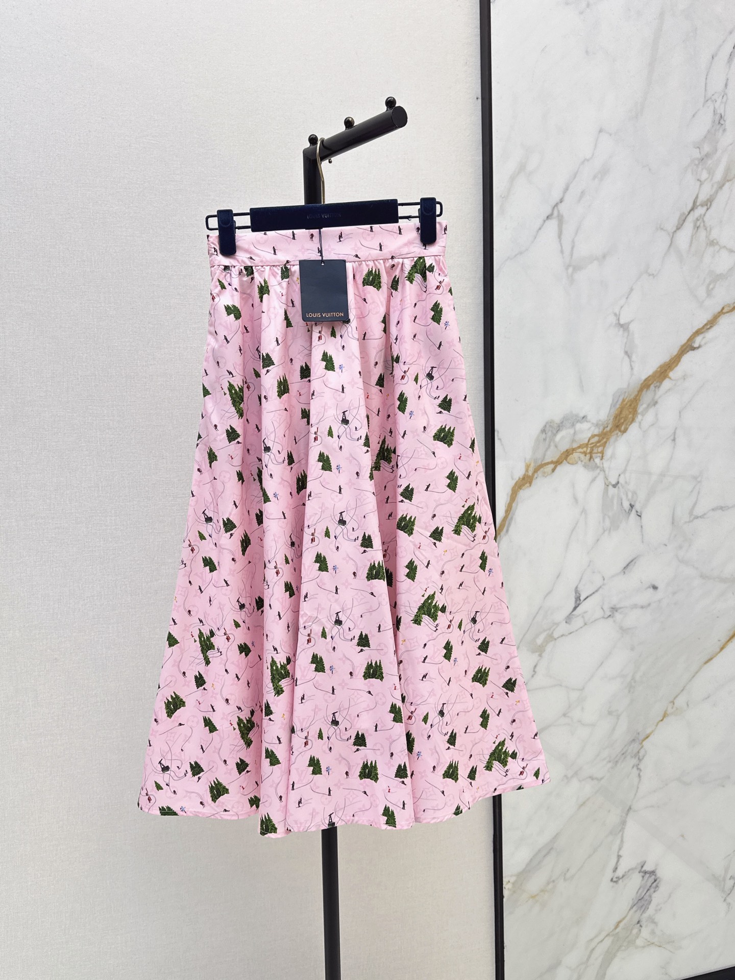 NO:884501,Tops, skirts, L home 26Ss————The latest spring and summer floral pattern suit, round neck short-sleeved T-shirt + umbrella skirt, high-end atmosphere, full of high-end sense of wear, innovative fabrics, light and soft, very good in kind, tight and slim, fashionable and versatile, good-looking, two colors separated sml,, louis vuitton, skirts, T-shirt, tees, t-shirt,19860909上衣 半裙 L家 26Ss————春夏最新款花卉图案套装圆领短袖T恤+伞状半裙 高级大气 满满的穿搭高级感 创新面料 轻盈柔软 实物非常赞 紧身显身材 上身洋气百搭 穿搭好看 两色分开发 sml,,louis vuitton,skirts,T-shirt,tees，t-shirt,,Women's clothing