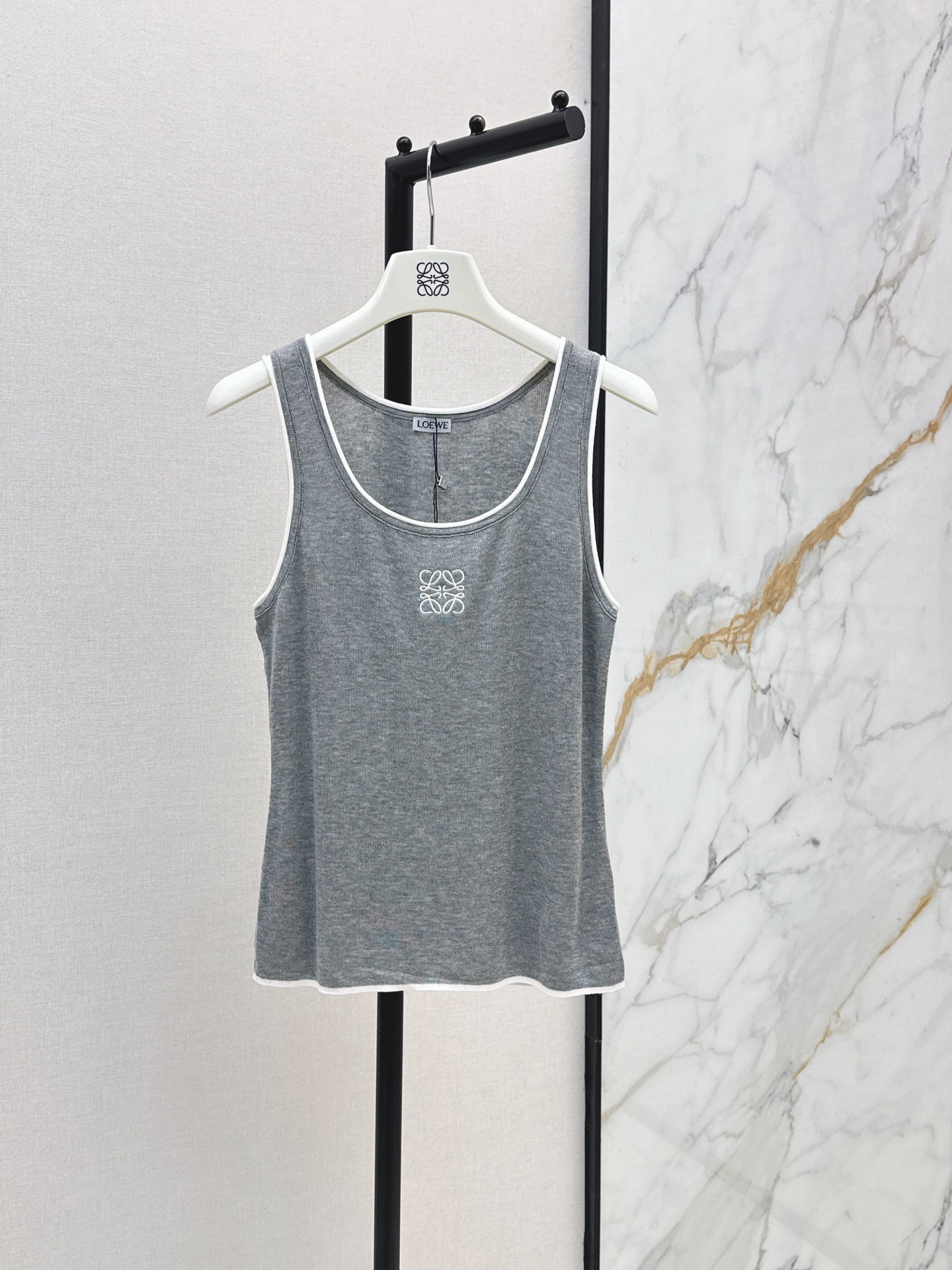 NO:884519,Loe 26Ss————The latest spring and summer style contrasting edge sleeveless sweater. All-purpose embroidered knitted vest is just needed in summer. Soft and glutinous vertical pitted knitted fabric. Stretchy and comfortable, close to the skin without being tight. Contrast color thin hemming outlines the version. Exquisite feeling instantly fills the chest. Classic three-dimensional embroidery. Low-key, light and luxurious without being exaggerated. Looks good with the inner layer. Two colors available for sale sml,, loewe,19860909Loe 26Ss————春夏最新款撞色镶边无袖针织衫夏日刚需万能刺绣针织背心柔糯竖坑条针织面料 弹力舒适贴肤不勒身撞色细包边勾勒版型 精致感瞬间拉满胸口经典立体刺绣 低调轻奢不浮夸 内搭打底都好看 两色现货发售sml,,loewe,,Women's clothing