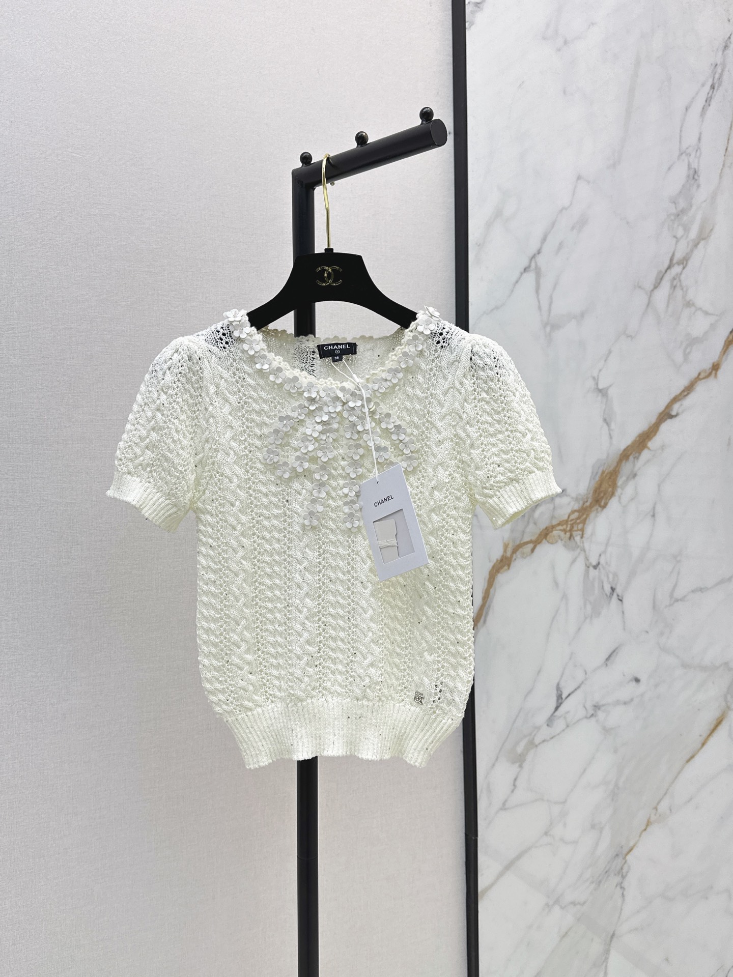 NO:884532,C Home 26Ss————The latest white hollow knitted short-sleeve style for spring and summer adopts exquisite hollow technology and is decorated with three-dimensional flowers. It is full of French elegance. Soft knitted fabric is breathable and comfortable. It is very suitable for spring and summer. The puff sleeve design is girly. The round neck is simple and elegant. It can be easily controlled for commuting and dating. It can show gentle temperament whether worn alone or layered. One color sml,,chanel,T-shirt,19860909C家 26Ss————春夏最新款白色镂空针织短袖采用精致镂空工艺 搭配立体花朵装饰 法式优雅感满满 柔软针织面料 透气又舒适 春夏穿超合适 泡泡袖设计少女感十足 圆领简约大方 通勤约会日常都能轻松驾驭～无论单穿还是内搭 都能展现温柔气质 一色sml,,chanel,T-shirt,,Women's clothing