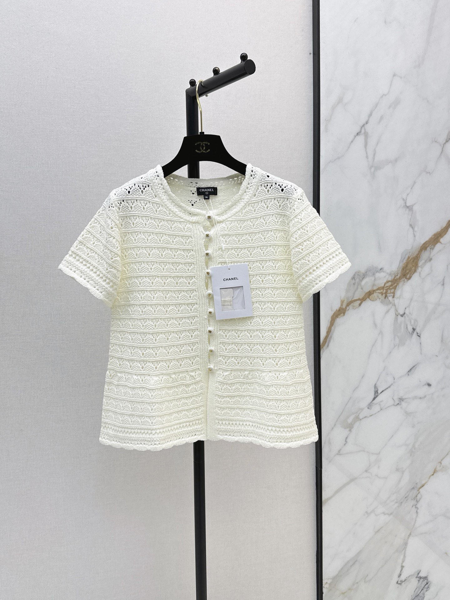 NO:884540,C Home 26Ss————The latest crochet hollow short-sleeved cardigan for spring and summer, milky white hollow design, breathable and exquisite, high-quality fabric, soft and skin-friendly, super comfortable to wear in spring and summer, front button decoration, full details, short-sleeved design, refreshing and neat, can be worn for commuting and leisure, one color sml,,chanel,T-shirt,19860909C家 26Ss————春夏最新款钩针镂空短袖开衫乳白色镂空设计 透气又精致 高品质面料 柔软亲肤春夏穿超舒服 正面纽扣装饰 细节满分短袖设计清爽利落 通勤休闲都能穿 一色sml,,chanel,T-shirt,,Women's clothing