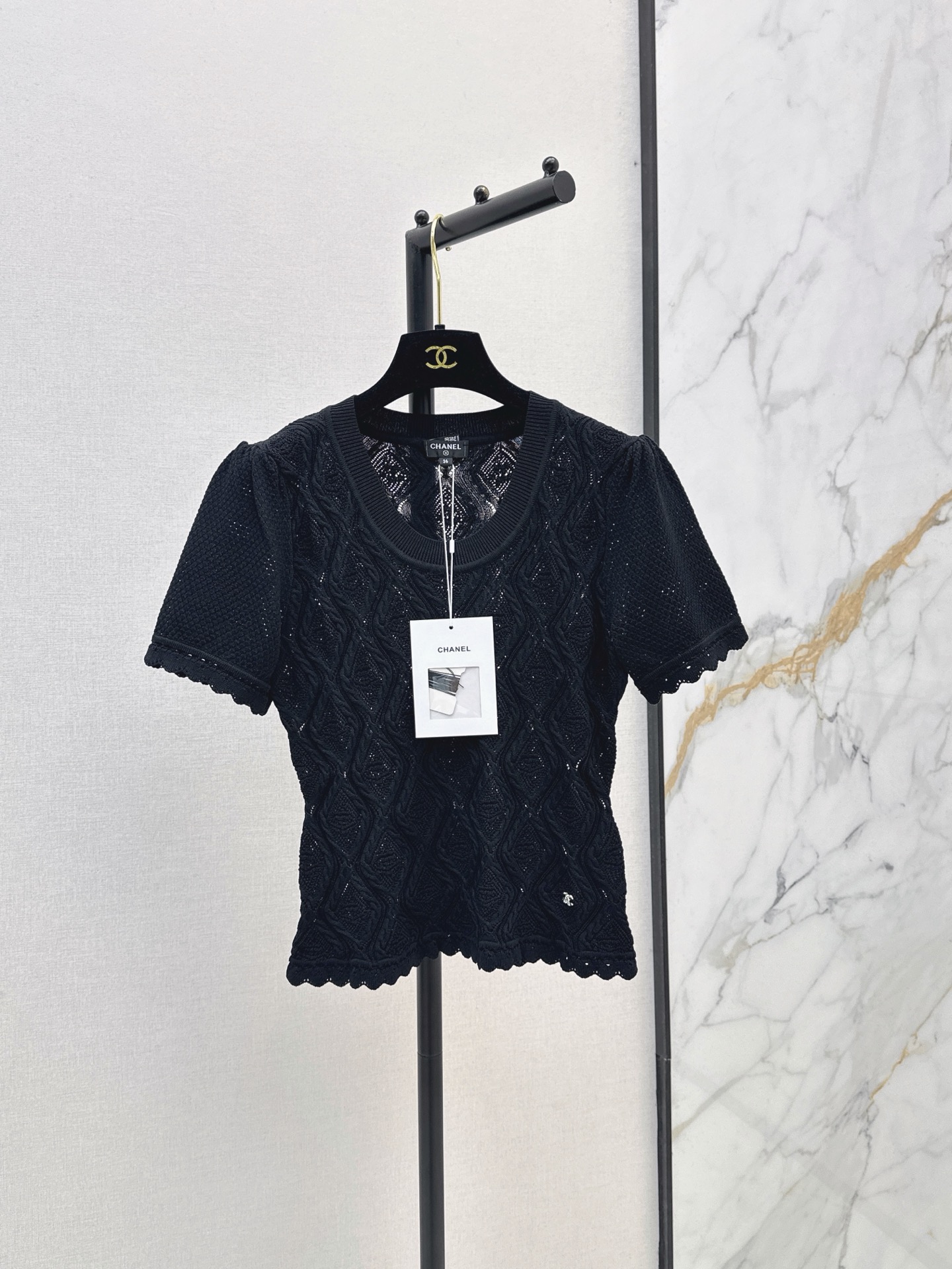 NO:884553,C Home 26Ss————The latest U-neck knitted hollow short-sleeved sweater for spring and summer is made of soft knitted fabric. The diamond-shaped hollow design is super detailed. Round neck + short-sleeved tailoring. Super breathable for spring and summer. The waist design outlines the figure. It is great to wear alone or layered. French elegance is easy to achieve~ Two-color sml,, chanel, T-shirt,19860909C家 26Ss————春夏最新款U领针织镂空短袖针织衫采用柔软针织面料 菱形镂空设计超有细节感 圆领+短袖剪裁 春夏穿超透气 收腰设计勾勒身形 单穿或内搭都很出彩 法式优雅气质轻松拿捏～ 两色sml,,chanel,T-shirt,,Women's clothing