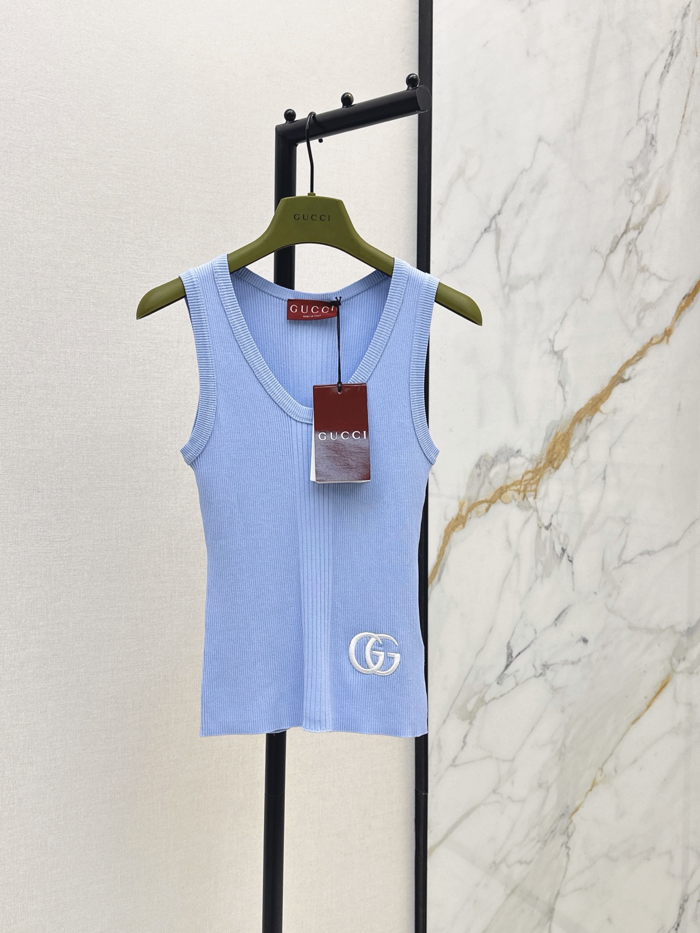 NO:884602,Gu 26Ss————The latest round neck sleeveless sweater for spring and summer. Customized wool blended yarn with delicate and soft texture. Classic age-reducing item. The shape is not picky and makes the upper body look slimmer. The perfect item for those who are white, rich and beautiful. Two-color sml,,19860909Gu 26Ss————春夏最新款圆领无袖针织衫定制羊毛混纺纱线质感细腻软糯 经典减龄单品 版型不挑人上身巨显瘦 白富美必收的完美单 两色sml,,,Women's clothing