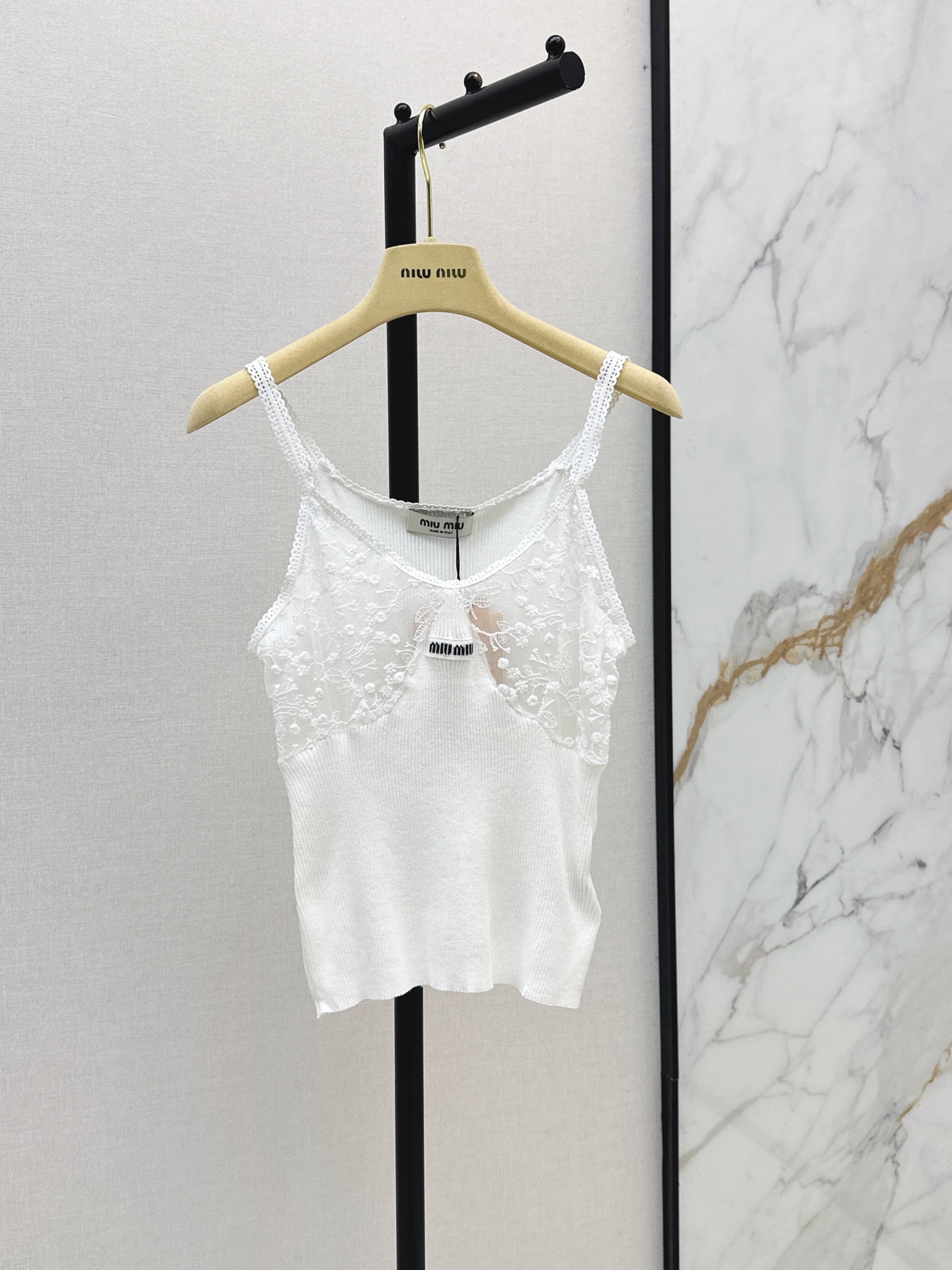 NO:886016,Miu 26Ss, the latest model for spring and summer lace splicing, suspender knitted tops, is a super layering tool that directly fills you with pure lust. The lace design on the chest not only hides the playfulness of a girl, but also reveals a light and mature femininity. It is exquisite and not tacky. One color sml,,miumiu,19860909缪系少女穿搭 Miu 26Ss————春夏最新款蕾丝拼接花边吊带针织上衣超级叠搭神器 纯欲感直接拉满 胸前的蕾丝设计 既藏着少女的俏皮 又透着轻熟女人味 精致又不俗气 一色sml,,miumiu,,Women's clothing