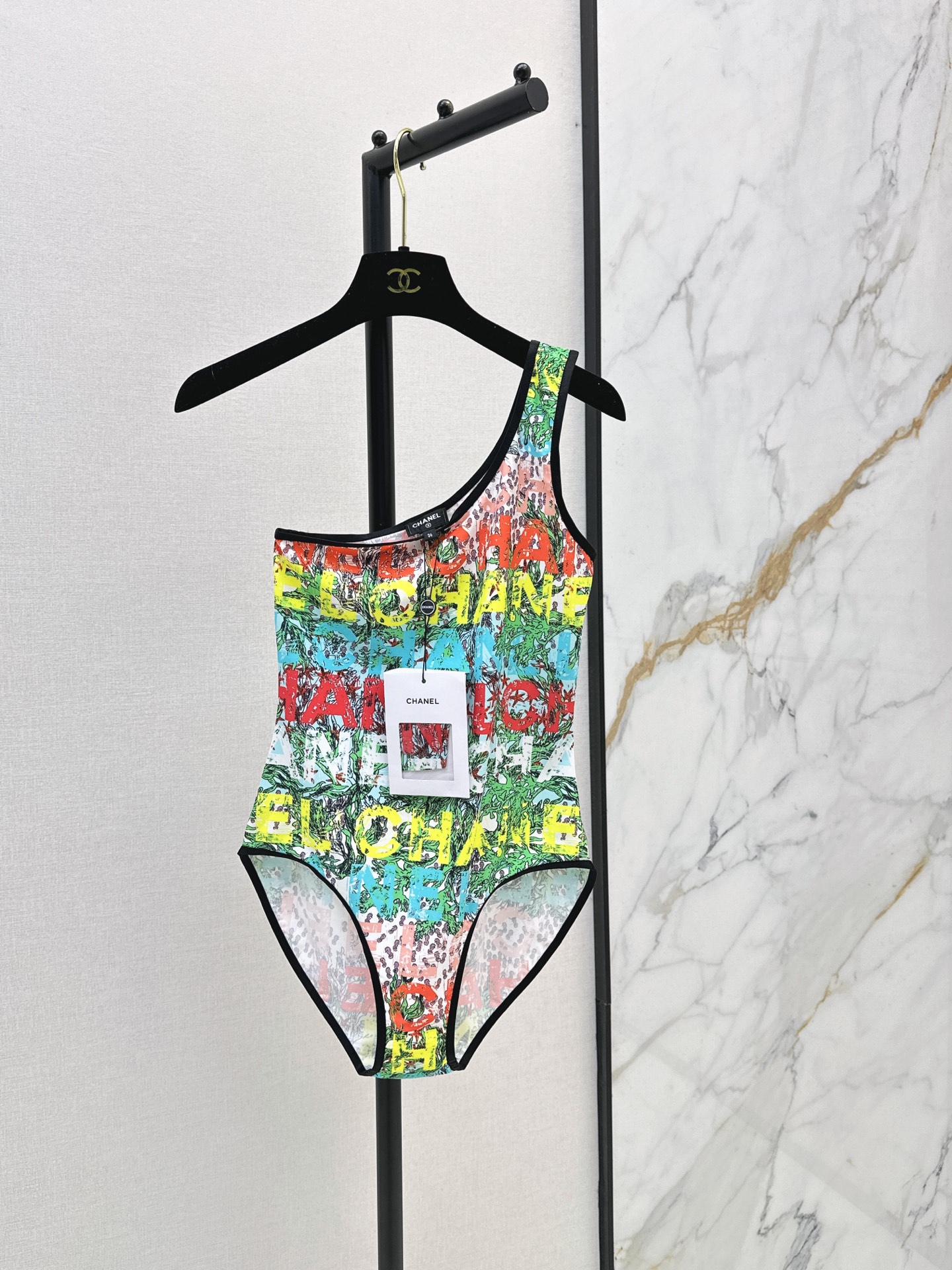 NO:884635,C Home 26Ss - the latest spring and summer Coco Beach series resort one-piece swimsuit with slanted shoulder one-piece design. Colorful letter graffiti + floral pattern. Full of energy and recognition. Highly elastic and quick-drying fabric. Fits the body shape. Easy to control at the pool and beach. French elegance blends summer relaxation. Take photos for vacations. It can also be matched with outerwear to easily switch between multiple styles. One color ready for sale sml,, chanel, swimsuits,19860909C家 26Ss———春夏最新款Coco Beach系列度假连体泳衣斜肩连体设计 彩色字母涂鸦+花卉图案 活力满满超有辨识度 高弹速干面料 贴合身形 泳池海边都能轻松驾驭 法式优雅融合夏日松弛 拍照度假超出片 还能搭配外搭轻松切换多种风格 一色现货发售sml,,chanel,swimsuits,,Women's clothing