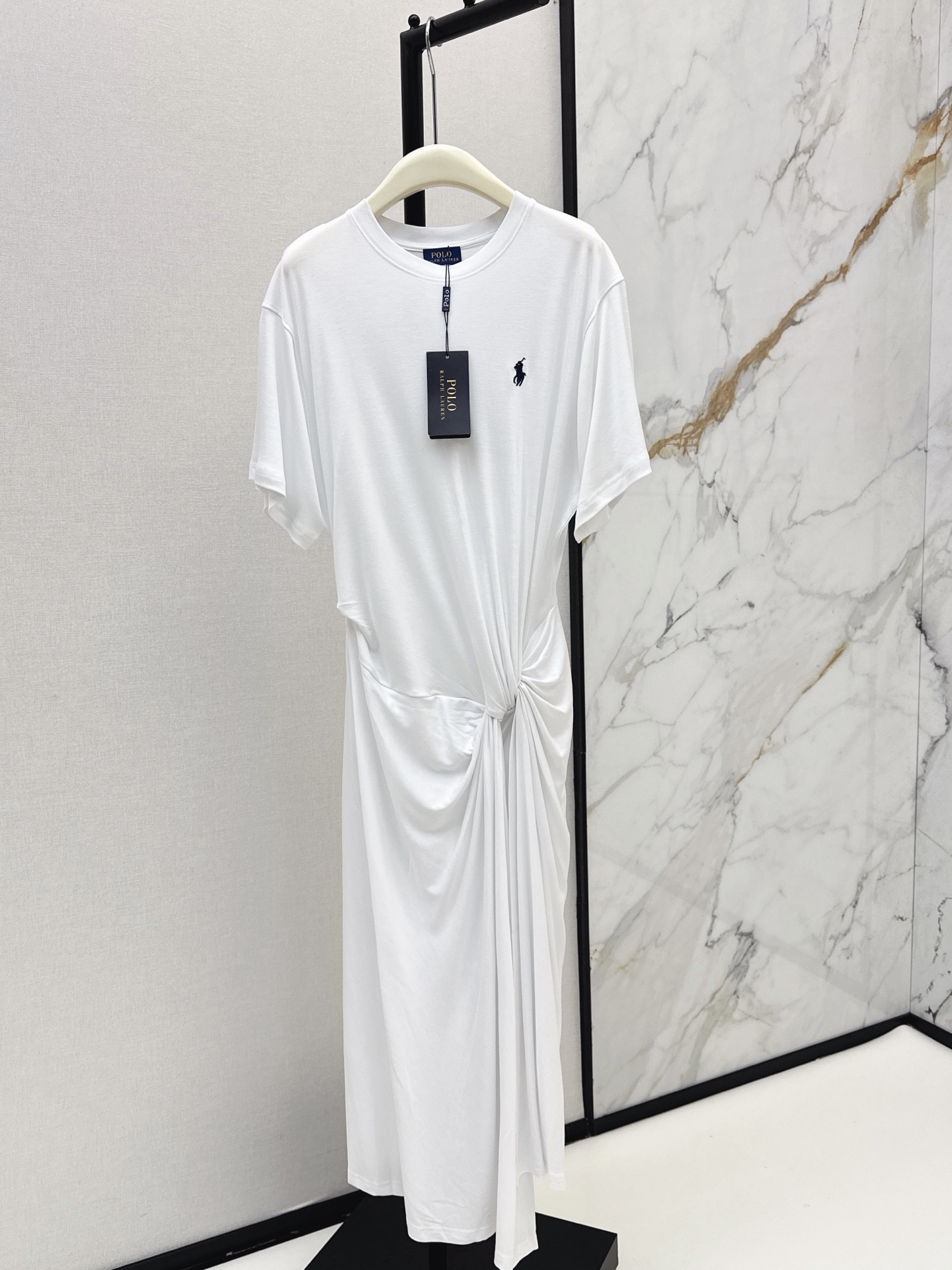 NO:884688,RL 26Ss————The latest spring and summer long dress with pony embroidery decoration. Knitted round neck with twisted waist and short sleeves + loose shoulder short sleeves. The upper body accommodates various shoulder shapes. Hand-knotted lace design on the waist. Free storage of the waistline. Optimize the waist-to-hip ratio. Comes with hanging ribbons. Irregular high slit long skirt. Walking with a sense of elegance. Modifies calf lines. One color sml, skirts, T-shirt,19860909RL 26Ss————春夏最新款小马刺绣装饰长款连衣裙 扭结收腰短袖针织圆领+宽松落肩短袖 上身包容各种肩型 腰侧手工扭结系带设计 自由收纳腰线 优化腰臀比例 自带垂坠飘带 不规则高开叉长裙摆 走路自带飘逸感 修饰小腿线条 一色sml,,skirts,T-shirt,,Women's clothing