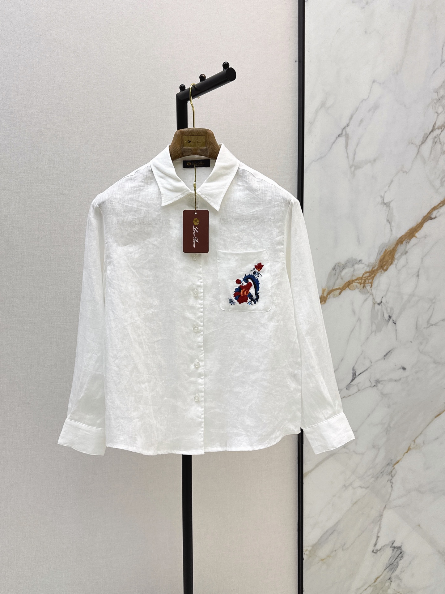 NO:884573,LP 26Ss————The latest spring and summer floral embroidered pocket linen shirt with heavy positioning and three-dimensional embroidery technology. Full of low-key luxury details. Imported linen fabric has light and delicate texture. Classic small lapels and slightly loose version. The upper body is a lazy and casual high-end item. Summer must-have sun protection wear Tiancai. Two colors are available for sale sml, loro piana, shirts,19860909LP 26Ss————春夏最新款花卉刺绣口袋亚麻衬衫重工定位立体刺绣工艺 低调奢华细节感满满 进口亚麻面料质感轻盈细腻 经典小翻领微宽松版型 上身演绎慵懒随性的高级单品 夏日必备防晒穿搭天菜 两色现货发售sml,,loro piana,shirts,,Women's clothing