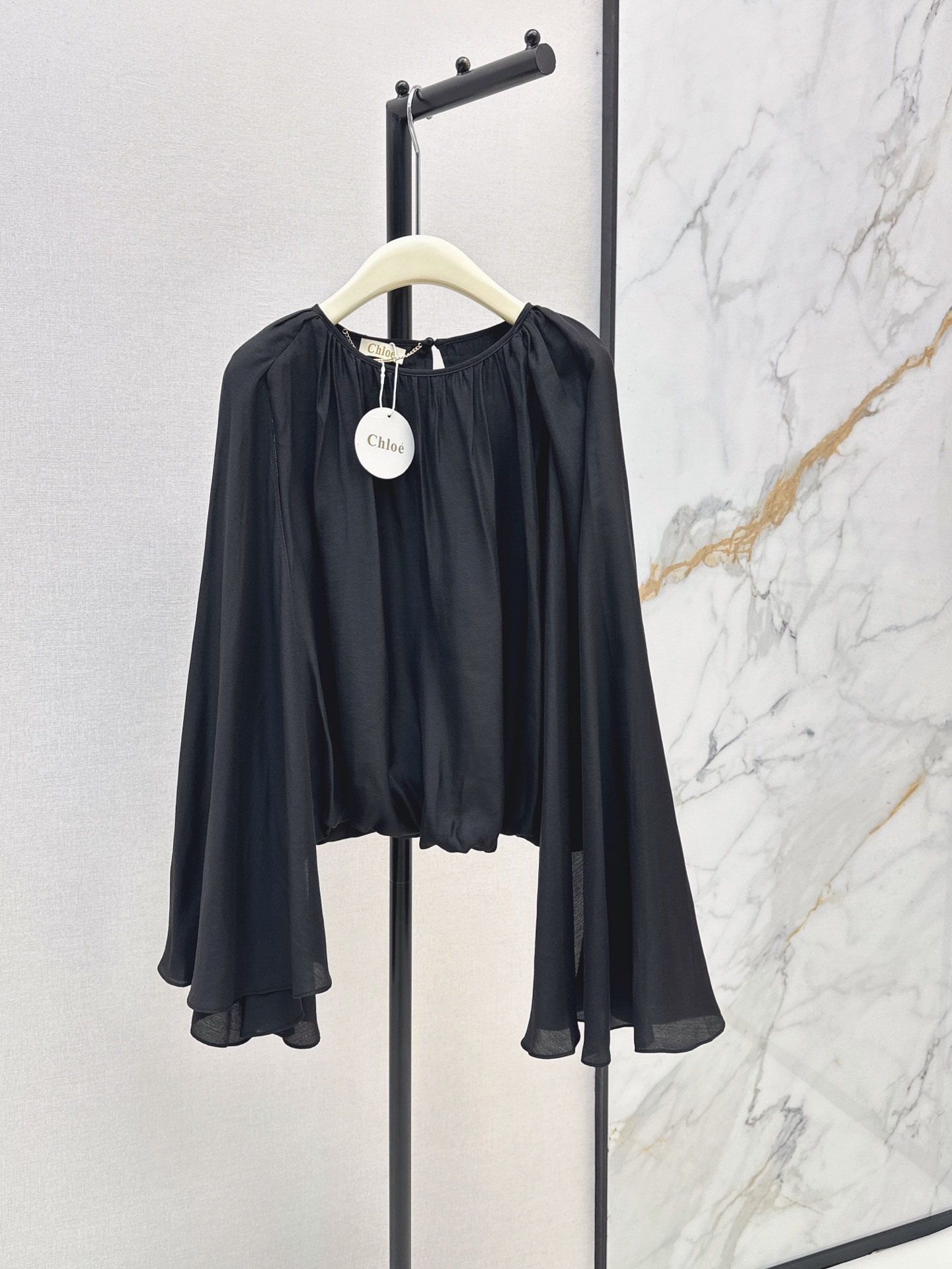 NO:884610,Fashionable item Ch～E 26Ss————The latest spring and summer round neck top with cape sleeve design is super fashionable. The concave shape is a must-have. It is very photogenic. Fashionable item. It is very personal and sexy. The short style creates long legs with careful proportions. Silk blended fabric is elegant and smart. Two colors are available in stock sml,,real silk,19860909时髦单品 Ch～E 26Ss————春夏最新款斗篷袖设计圆领上衣超级时髦 凹造型必备 拍照太出片啦 时髦单品 很有个性感 小短款打造长腿比例小心机 真丝混纺面料 飘逸灵动 两色现货发售sml,,real silk,,Women's clothing