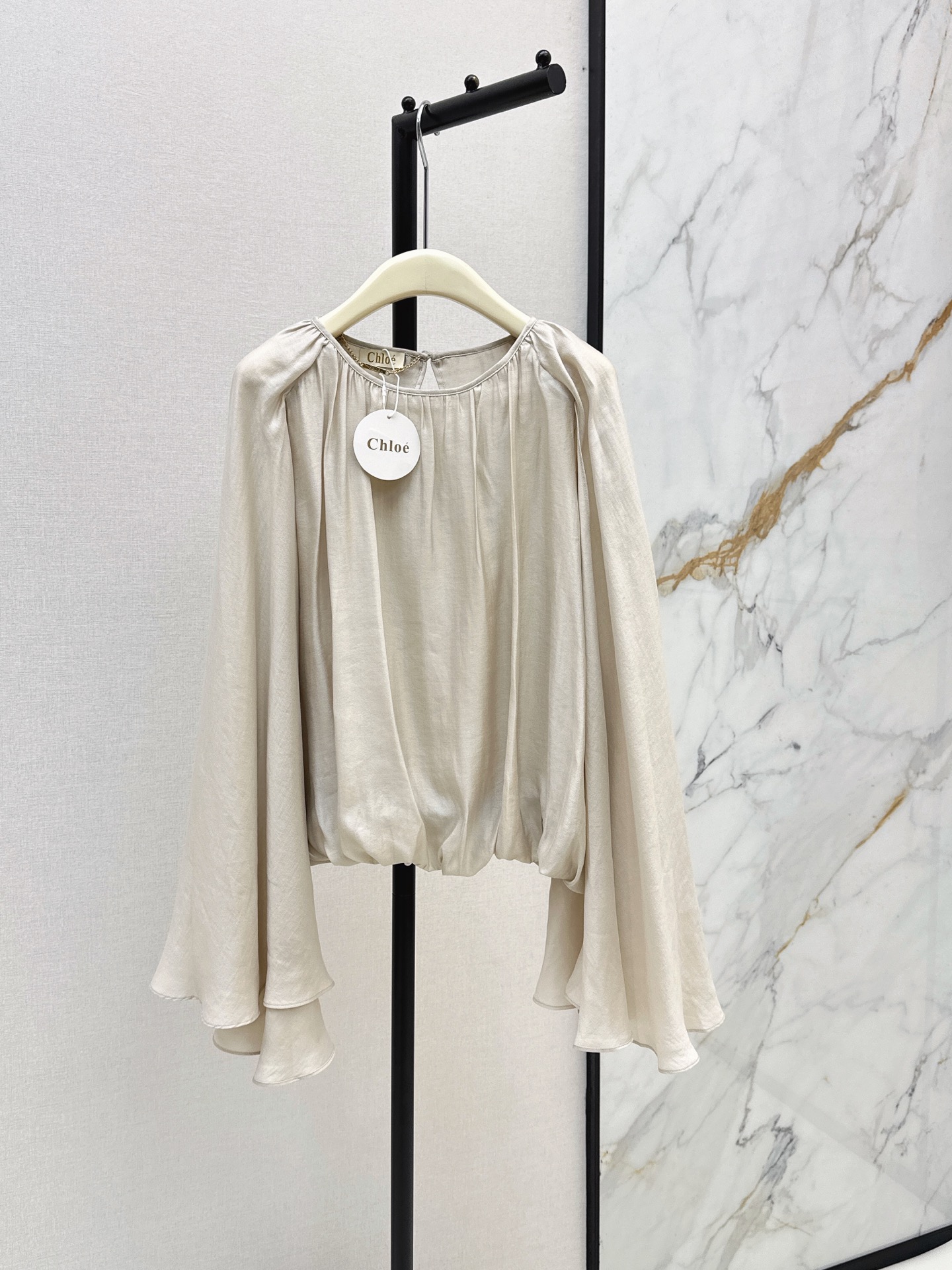 NO:884619,Fashionable item Ch～E 26Ss————The latest spring and summer round neck top with cape sleeve design is super fashionable. The concave shape is a must-have. It is very photogenic. Fashionable item. It is very personal and sexy. The short style creates long legs with careful proportions. Silk blended fabric is elegant and smart. Two colors are available in stock sml,,real silk,19860909时髦单品 Ch～E 26Ss————春夏最新款斗篷袖设计圆领上衣超级时髦 凹造型必备 拍照太出片啦 时髦单品 很有个性感 小短款打造长腿比例小心机 真丝混纺面料 飘逸灵动 两色现货发售sml,,real silk,,Women's clothing