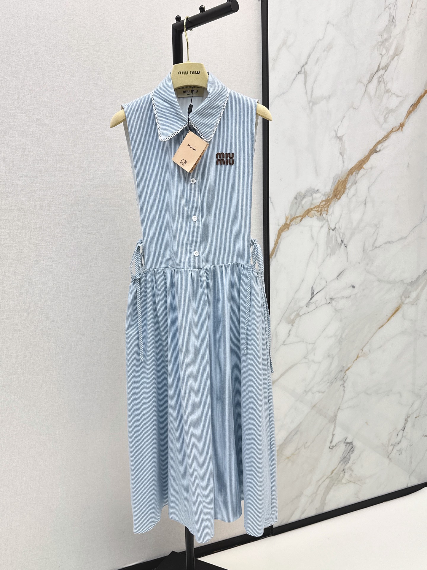 NO:885958,Miu 26Ss————The latest spring and summer letter embroidery decorated lapel sleeveless dress has a super western style. The upper body is casually high-end and effortlessly fashionable. The overall shape is simple and elegant. The silhouette is comfortable to wear. Intelligent and elegant, creating a cool and high-end sense. Two-color sml,,miumiu,skirts,19860909Miu 26Ss————春夏最新款字母刺绣装饰翻领无袖连衣裙版型超洋气 上身就一整个不经意的高级 毫不费力的时髦 整体简约大方 廓形穿着舒适 知性大气 打造飒爽高级感 两色sml,,miumiu,skirts,,Women's clothing
