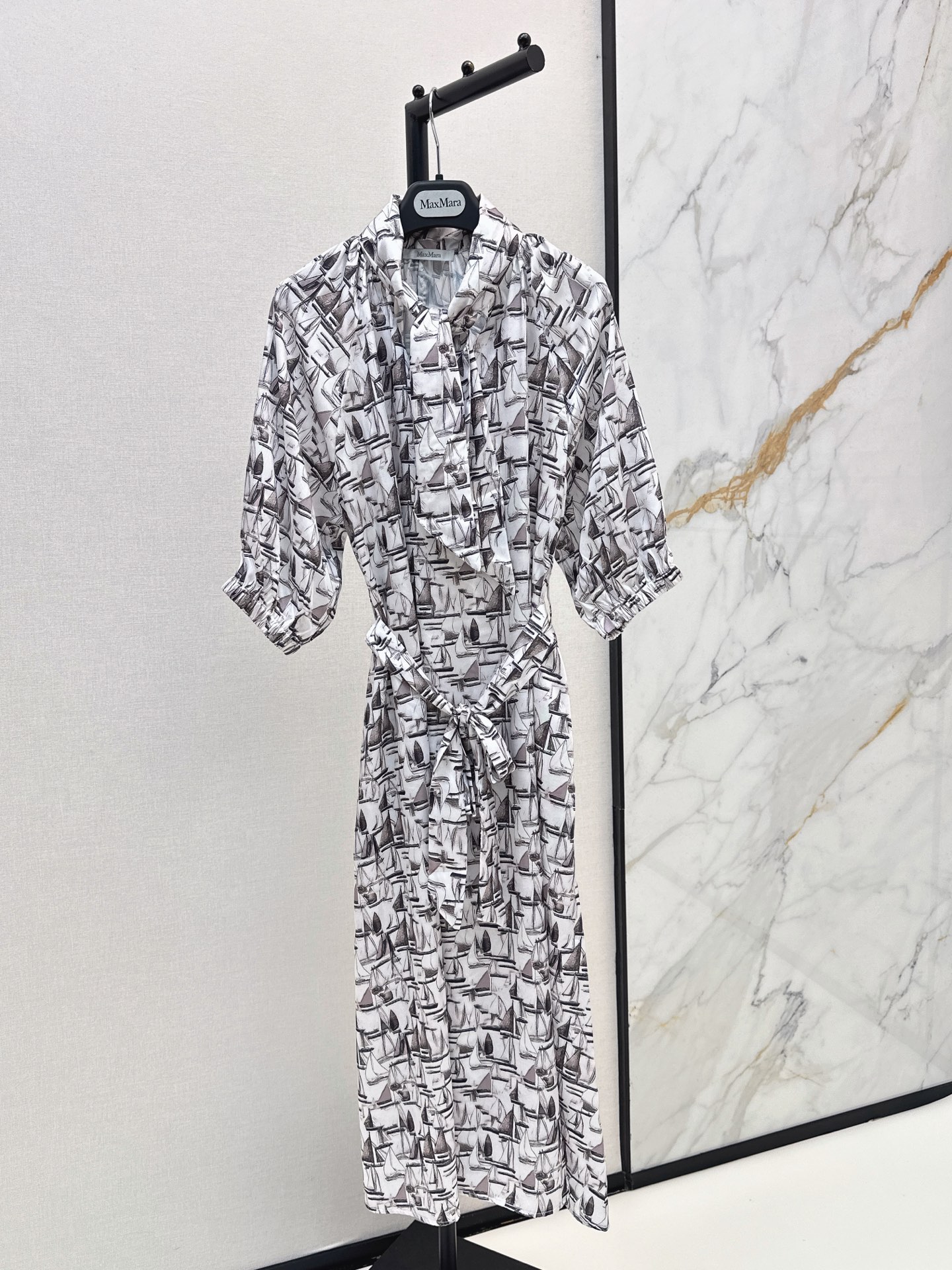 NO:885968,Max 26Ss————The latest spring and summer printed dress. The fabric is light and smooth. Floating collar + small hollow design. Perfect details. The belt is adjustable. It can easily outline the waistline.19860909Max 26Ss————春夏最新款印花连衣裙 面料轻盈垂顺 飘带领+小镂空设计 细节满分 腰带可调节 轻松勾勒腰线 A字裙摆显瘦又藏肉 五分袖遮手臂 通勤约会度假都能轻松驾驭 搭配低跟鞋或凉鞋 知性优雅or法式浪漫随心切换 一色sml,,sandals,skirts,,Women's clothing