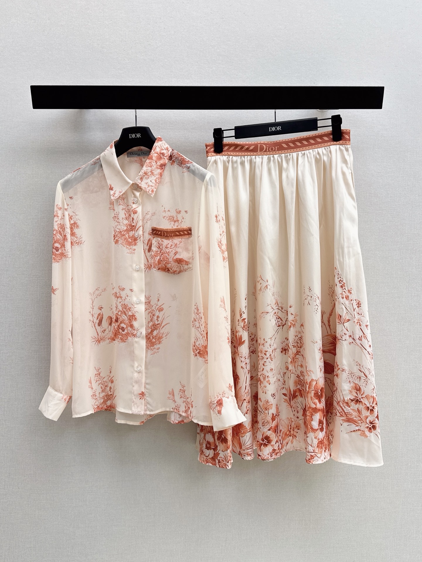 NO:885978,CD 26Ss————The latest floral print suit for spring and summer. Long-sleeved shirt + high-waisted skirt. The shirt is made of light cotton. Lapel + single-breasted design. The cuffs can be adjusted. Comfortable and practical to wear. The skirt is high-waisted and loose. There is a logo on the waist. It is elegant and shows the figure. It can be easily controlled for daily commuting and leisure. It can directly enhance the temperament. One-color sml, skirts, shirts,19860909CD 26Ss————春夏最新款花卉印花套装 长袖衬衫+高腰半裙 衬衫是轻薄棉质 翻领+单排扣设计 袖口还能调节 穿着舒适又实用 半裙高腰宽松 腰部有logo标志 优雅又显身材 日常通勤 休闲都能轻松驾驭 气质直接拉满 一套出 一色sml,,skirts,shirts,,Women's clothing
