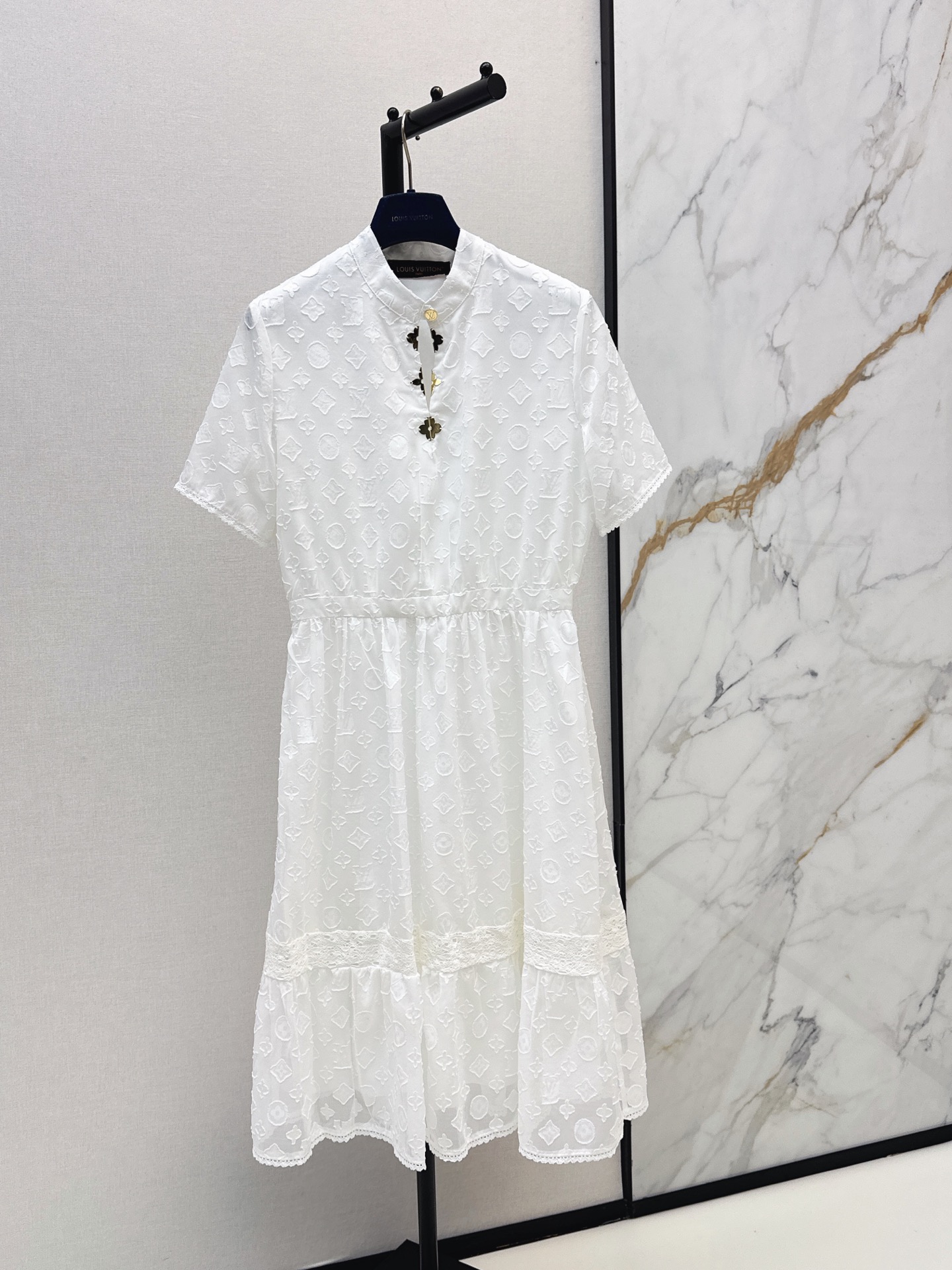NO:885997,L Family 26Ss————The latest white jacquard dress for spring and summer, stand-up collar + metal buckle details, waist cut to outline the waistline, A-line skirt, matched with lace splicing skirt, full of layering, with a sense of exquisite atmosphere, super comfortable to wear in summer, paired with simple accessories or flat shoes, fresh and elegant temperament can be easily obtained. One color ready for sale sml,, louis vuitton, flats, skirts,19860909L家 26Ss————春夏最新款白色提花连衣裙 立领+金属扣细节 收腰剪裁勾勒腰线 A字裙摆 搭配蕾丝拼接裙摆 层次感十足 自带精致氛围感 夏天穿超舒服 搭配简约饰品或平底鞋 清新优雅气质轻松get 一色现货发售sml,,louis vuitton,flats,skirts,,Women's clothing