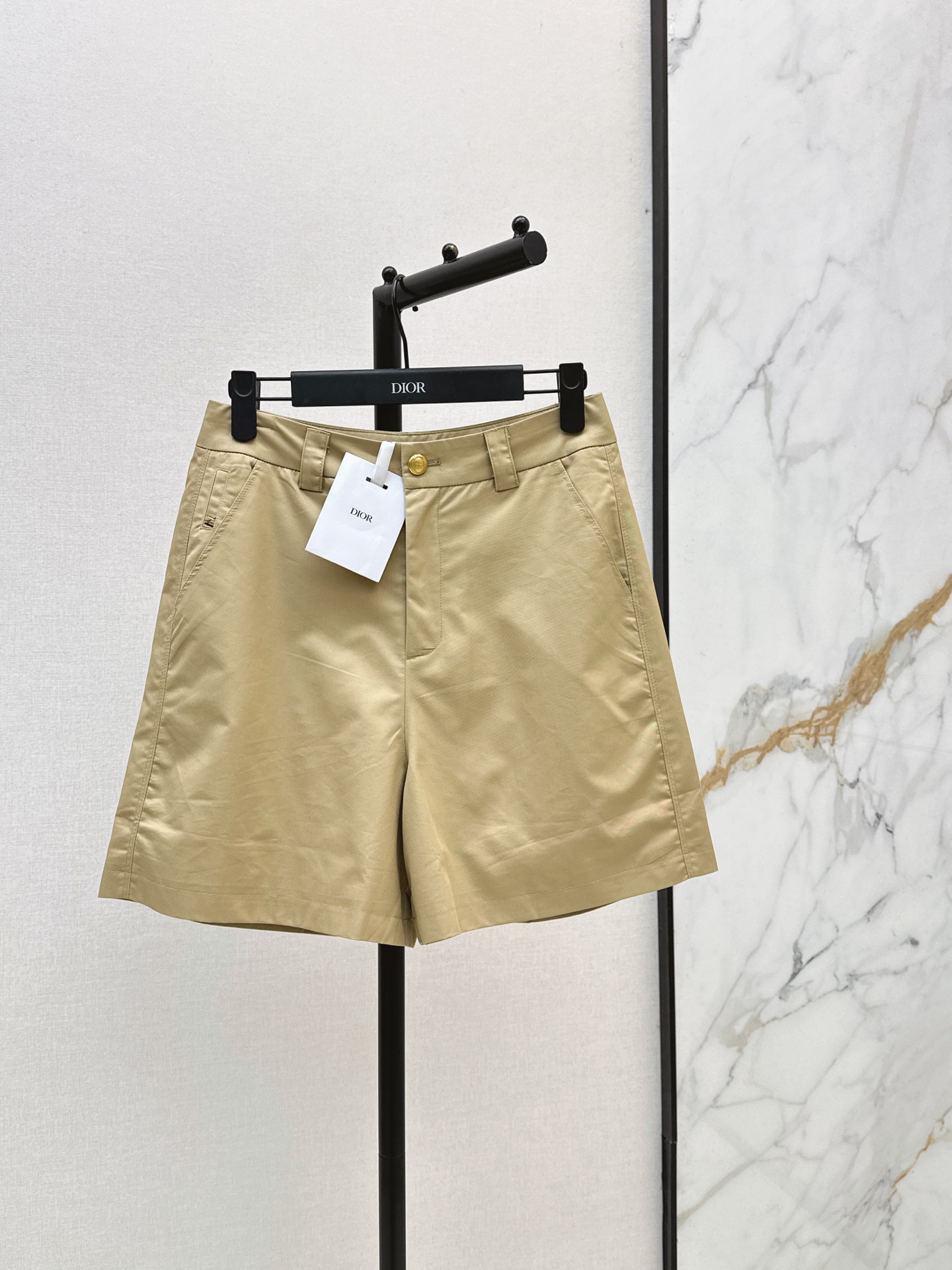 NO:886007,CD 26Ss————The latest high-waisted straight shorts for spring and summer. Made of pure cotton fabric. Breathable and comfortable. Very suitable for summer. The high-waisted design modifies the waistline. The straight cut covers the flesh and looks slim. It is easy to build a good figure. It is OK to match with a T-shirt, shirt or suspenders. It can be worn for commuting and leisure. It can be worn casually with a denim jacket, sandals and white shoes. It is refreshing and easy to get in summer. Three-color sml, sandals, shorts, jackets &  coats,shirts,tees,t-shirt,19860909CD 26Ss————春夏最新款高腰直筒短裤 采用纯棉面料 透气又舒适 夏天穿超合适 高腰设计修饰腰线 直筒剪裁遮肉显瘦 轻松打造好身材 搭配T恤 衬衫或吊带都很OK 通勤休闲都能穿 随便配牛仔外套 凉鞋 小白鞋 清爽夏日轻松get 三色sml,,sandals,shorts,jackets & coats,shirts,tees，t-shirt,,Women's clothing