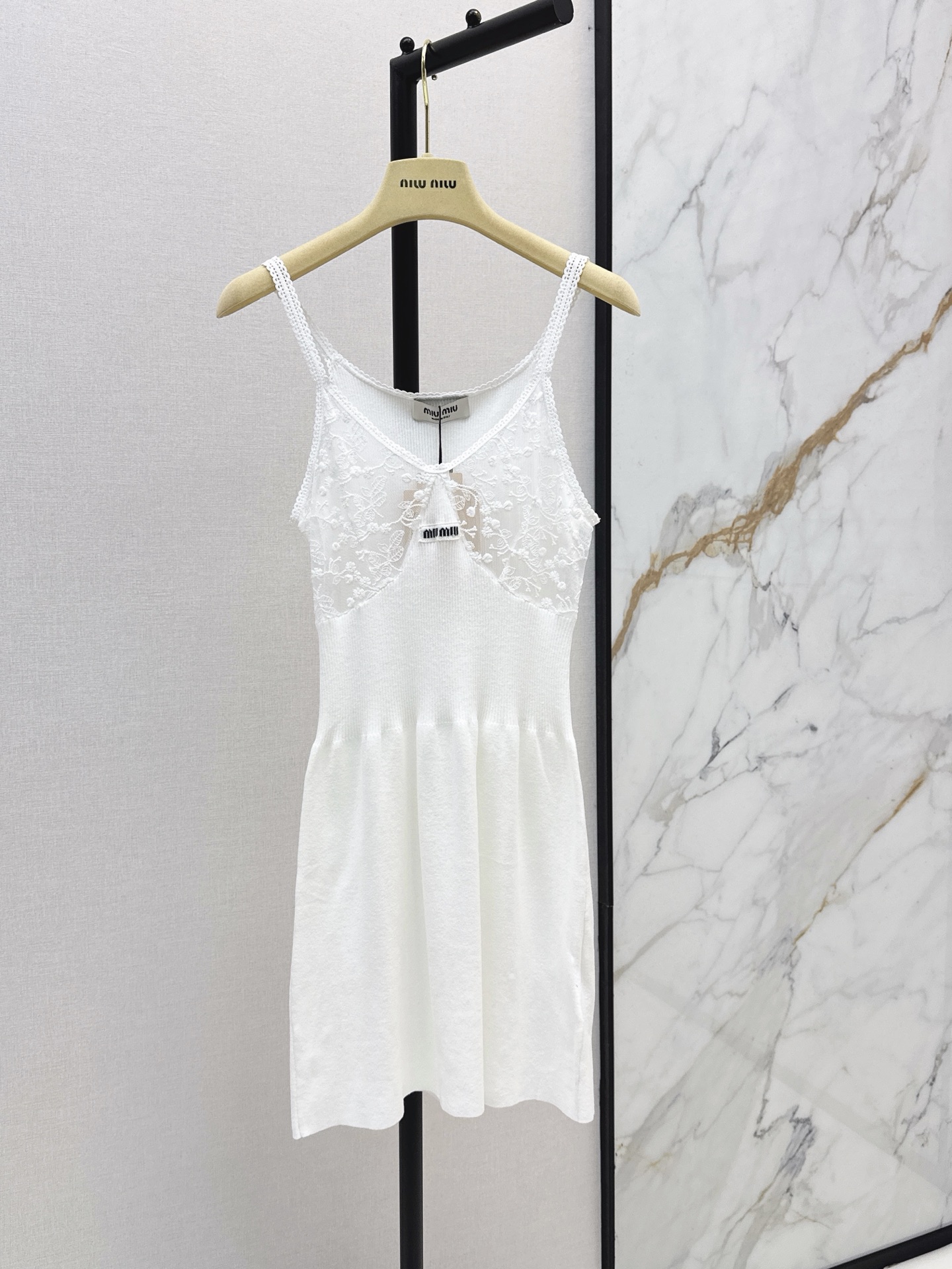 NO:886025,Miu 26Ss————The latest spring and summer style for girls, the lace splicing lace suspender knitted skirt is a super layering artifact. It directly fills up the sense of pure desire. The lace design on the chest not only hides the playfulness of the girl, but also reveals the light and mature femininity. It is exquisite and not tacky. The imported yarn is not picky and has a waist-cinching version that makes the upper body look slimmer. One color sml,,miumiu,skirts,19860909Miu 26Ss————春夏最新款少女穿搭蕾丝拼接花边吊带针织裙超级叠搭神器 纯欲感直接拉满 胸前的蕾丝设计 既藏着少女的俏皮 又透着轻熟女人味 精致又不俗气 进口纱线不挑人收腰版型上身巨显瘦 一色sml,,miumiu,skirts,,Women's clothing