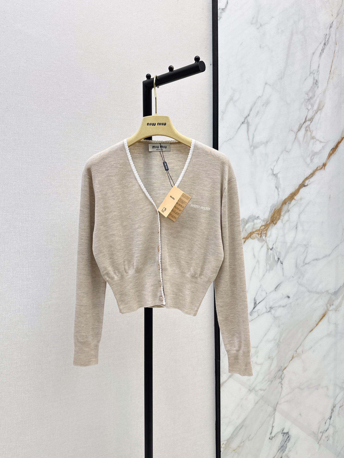 NO:886033,Miu 26Ss - the latest spring and summer lace V-neck cashmere cardigan, the most gentle and elegant knitted item. The creamy oatmeal color with white lace design is too gentle. It looks great with any combination. Custom-spun heavy cashmere blended ultra-fine yarn. V-neck cardigan short version. The crochet lace trim on the front is so sweet. The chest is decorated with simple logo jacquard. Full of details.  one color sml,,miumiu,19860909Miu 26Ss————春夏最新款蕾丝花边V领羊绒开衫最温柔最优雅的针织小单品 奶乎乎的燕麦色搭配白色花边设计也太温柔了 随便一搭都超级好看 定纺重磅山羊绒混纺超细支纱线 V领开襟衫短款版型 前襟对版的钩针蕾丝花边饰边太甜妹了 胸口点缀简单logo提花 细节拉满 一色sml,,miumiu,,Women's clothing