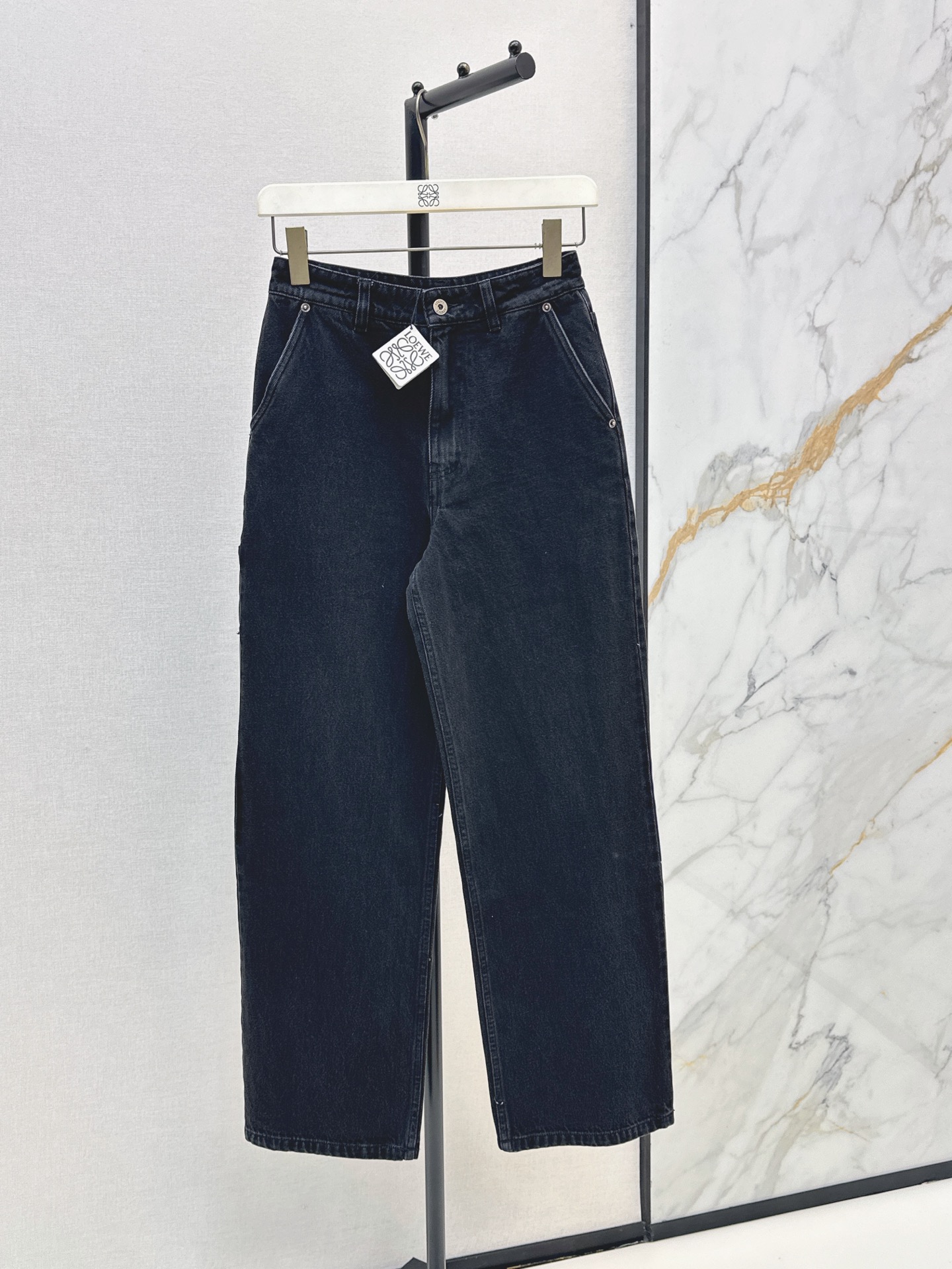 NO:886040,Wang Yibo's same style Loe 26Ss - the latest fashionable and sophisticated wear in spring and summer. Leather brand work pocket jeans. Imported denim with full bone texture. Customized active washing process. The frosted leather decorated work pocket upper body has a bang. The classic straight version is versatile and fashionable. The upper body is super slim. The imported washed denim fabric has a wide and stylish texture. Highly recommended items. Customized leather brand hardware accessories. Two colors available for sale sml, loewe, jeans,19860909王一博同款 Loe 26Ss————春夏最新款时髦精穿搭皮牌工装口袋牛仔裤进口牛仔筋骨感十足定制活性洗水工艺 磨砂皮装饰工装口袋上身A爆啦 经典直筒版型不挑人百搭又时髦 上身超显瘦 进口洗水牛仔面料质感挺阔有型 强烈推荐单品 定制皮牌五金配件 两色现货发售sml,,loewe,jeans,,Women's clothing