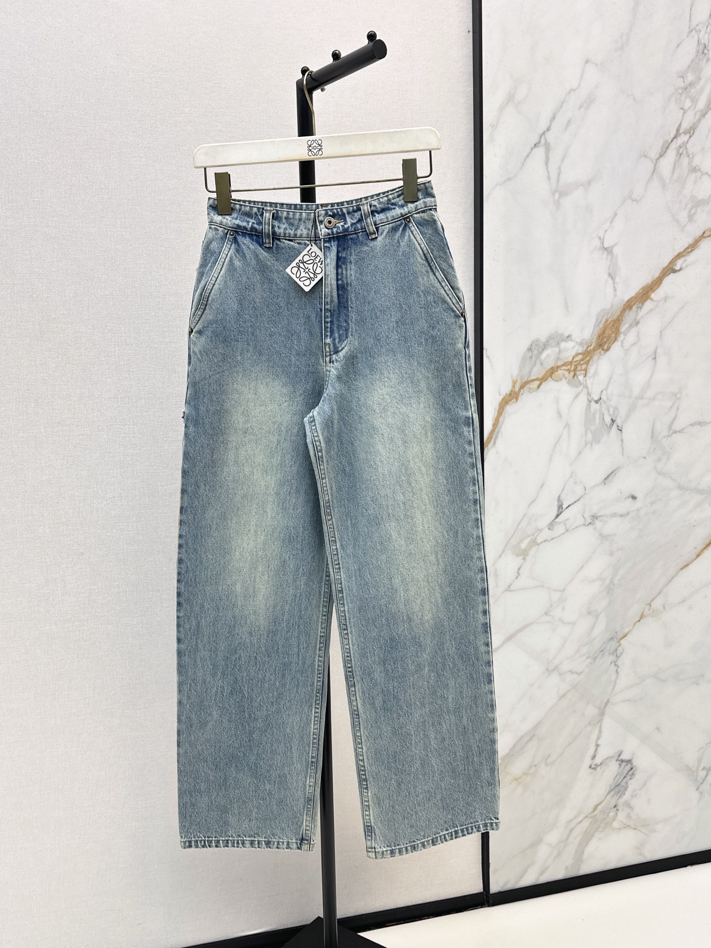 NO:886048,Wang Yibo's same style Loe 26Ss - the latest fashionable and sophisticated wear in spring and summer. Leather brand work pocket jeans. Imported denim with full bone texture. Customized active washing process. The frosted leather decorated work pocket upper body has a bang. The classic straight version is versatile and fashionable. The upper body is super slim. The imported washed denim fabric has a wide and stylish texture. Highly recommended items. Customized leather brand hardware accessories. Two colors available for sale sml, loewe, jeans,19860909王一博同款 Loe 26Ss————春夏最新款时髦精穿搭皮牌工装口袋牛仔裤进口牛仔筋骨感十足定制活性洗水工艺 磨砂皮装饰工装口袋上身A爆啦 经典直筒版型不挑人百搭又时髦 上身超显瘦 进口洗水牛仔面料质感挺阔有型 强烈推荐单品 定制皮牌五金配件 两色现货发售sml,,loewe,jeans,,Women's clothing