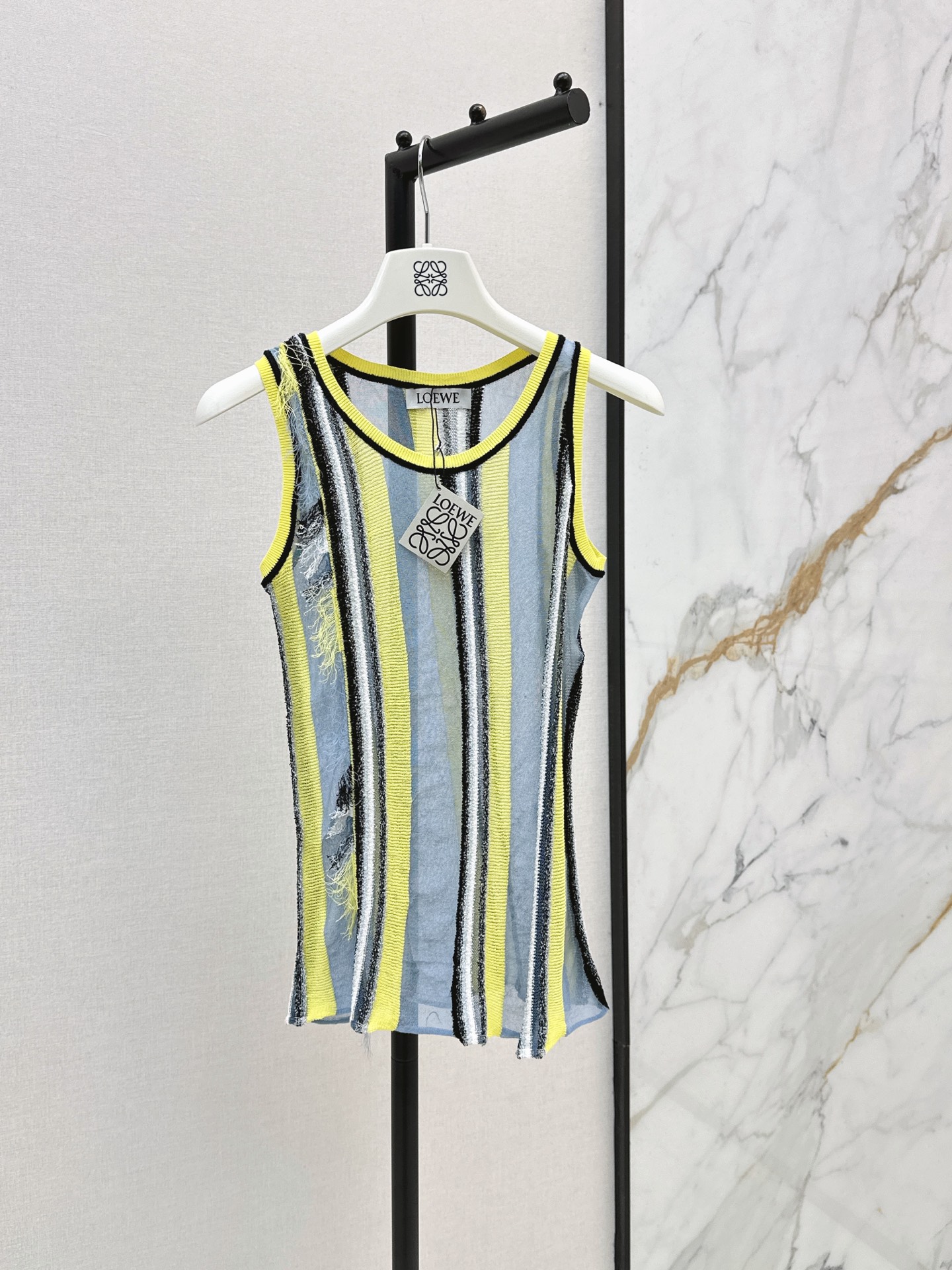 NO:886056,Loe 26Ss————The latest spring and summer resort series yellow and blue striped see-through knitted vest Loewe island resort style striped knitted vest. Eye-catching blue and yellow vertical stripes hit the center. It has a casual artistic sense and relaxed atmosphere. Customized cotton blended yarn of various specifications. Highly saturated yellow and blue are embedded in off-white and yellow to restore the vertical stripe design of multiple textures. It is light and breathable with a hazy atmosphere. The details are full of vacation feeling.  Two-color sml,,loewe,loewe,19860909Loe 26Ss————春夏最新款度假系列黄蓝条纹透视针织背心罗意威海岛度假风条纹针织背心 醒目蓝黄竖条纹一眼击中心巴 自带随性艺术感与松弛氛围 定制多种不同规格的棉质混纺纱 高饱和黄和蓝嵌入米白和黄色还原多种肌理的竖条纹设计 轻薄透气自带朦胧氛围感 细节里全是度假感 两色sml,,loewe,loewe,,Women's clothing