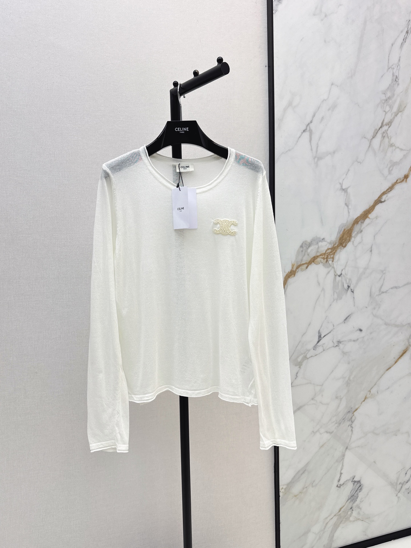NO:885999,Ce 26Ss————The latest long-sleeved sweater for spring and summer is soft, skin-friendly and breathable. It is super comfortable to wear in spring and autumn. The round neck design is simple and versatile. The brand embroidery on the chest is very recognizable. It can be easily used for daily commuting and leisure. It can be worn alone or layered. Comfortable and fashionable. Two-color sml,,19860909Ce 26Ss————春夏最新款长袖针织衫主打柔软亲肤和透气性 春秋季节穿超舒服 圆领设计简约百搭 胸前品牌刺绣超有辨识度 日常通勤休闲都能轻松驾驭 单穿或内搭都很OK 舒适又时髦 两色sml,,,Women's clothing