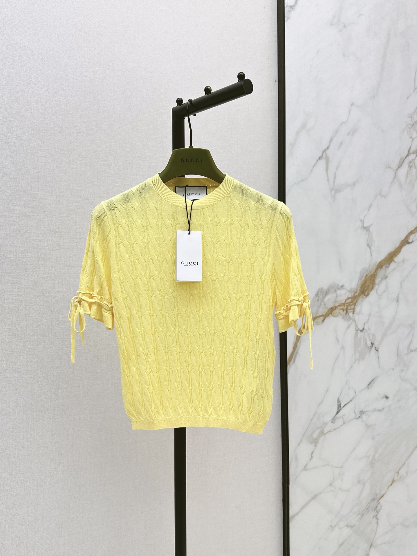 NO:886017,Gu 26Ss - the latest cable knitted short-sleeved top for spring and summer. Fresh and energetic summer eye-catching color matching. Retro cable texture is retro and high-end. The milky color is too sweet. Custom-spun delicate viscose fiber and cotton blended yarn. Round neck + short design. Easy to wear with a refreshing and youthful look. The small custom gold logo on the back is simple and advanced. Paired with jeans or a skirt below, it is refreshing and proportional. It is suitable for daily casual or light dates.  Two-color sml,,skirts,jeans,T-shirt,19860909Gu 26Ss———春夏最新款绞花针织短袖上衣 清新又元气的夏日亮眼配色 搭配复古绞花肌理复古又高级 奶呼呼的配色也太甜妹了 定纺的清爽粘胶纤维和棉混纺的细腻纱线 圆领+短款设计 轻松穿出清爽减龄感 后背定制金色logo小徽标简单又高级 下面搭配牛仔裤或者半身裙清爽又显比例 日常休闲或轻约会都很合适 两色sml,,skirts,jeans,T-shirt,,Women's clothing