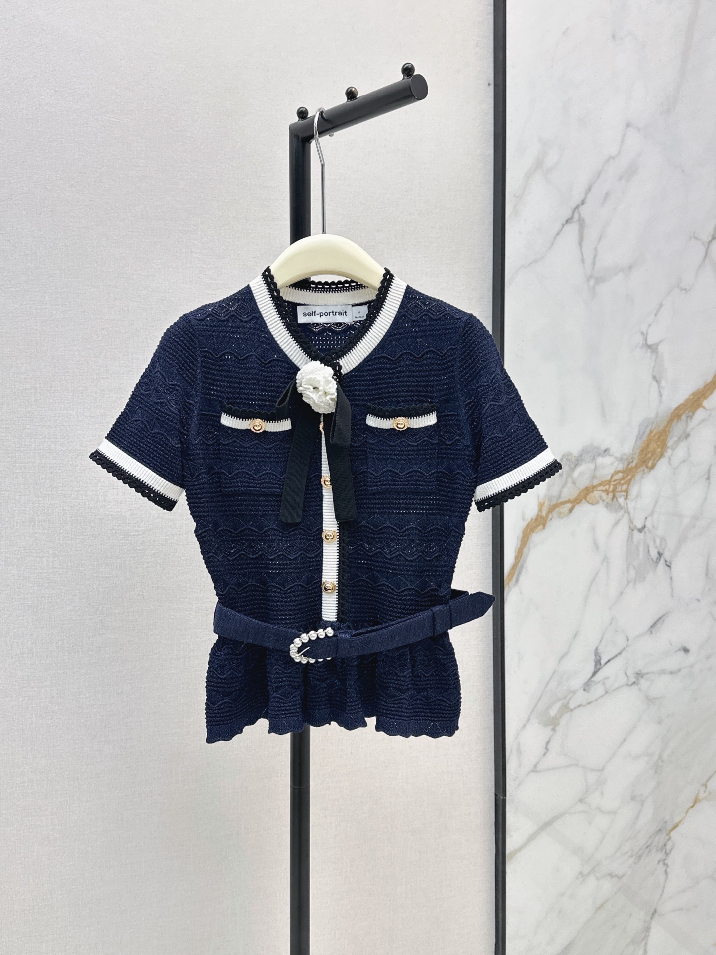 NO:886026,SP 26Ss————The latest navy blue short-sleeved short-sleeved sweater with contrasting trims for spring and summer. Navy blue + contrasting trims. It has a high-end feel. It looks white and high-end. It is super textured for spring and summer. It is paired with a belt to increase the waistline and optimize the body proportions. One color sml,, T-shirt,19860909SP 26Ss————春夏最新款藏蓝色短袖撞色饰边短款针织衫 藏蓝色+撞色饰边 高级感拉满 显白又高级 春夏穿超有质感 搭配腰带提高腰线优化身材比例 一色sml,,T-shirt,,Women's clothing
