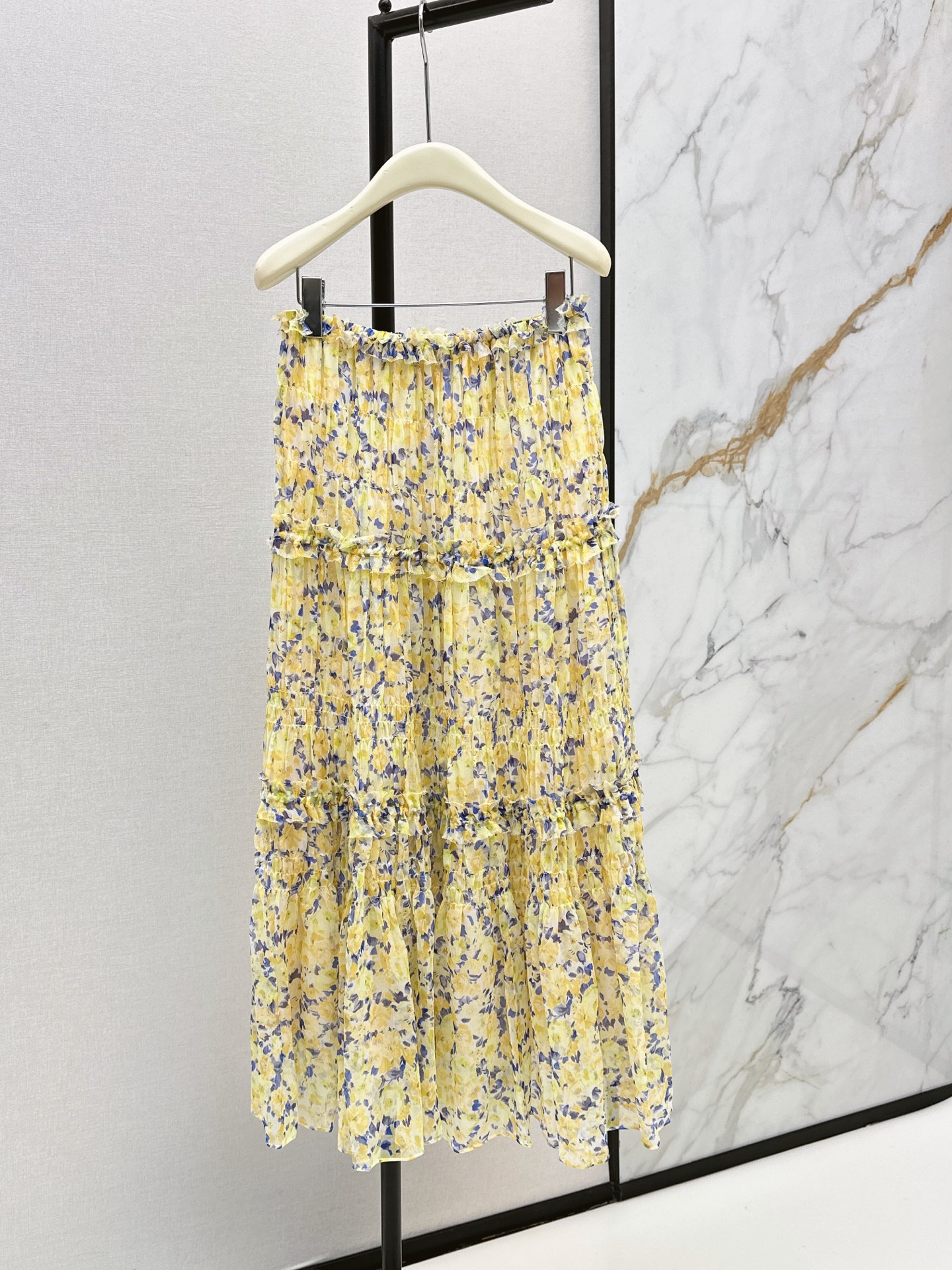 NO:886034,Shirts, suspenders, skirts, fashionable niche designs 26Ss————The latest spring and summer printed silk suit long-sleeved shirt + small suspenders + skirt, sweet and age-reducing, very fresh to wear in summer, also very suitable for vacation. A whole elegant lady look~~ One color separate hair 6/8/10/12,,skirts,shirts,real silk,19860909衬衫 吊带 半裙 时髦小众设计 26Ss————春夏最新款印花真丝套装长袖衬衫+小吊带+半裙 甜美减龄 夏天穿很清新 度假也很适合 一整个优雅小姐姐Look～～ 一色分开发 6/8/10/12,,skirts,shirts,real silk,,Women's clothing