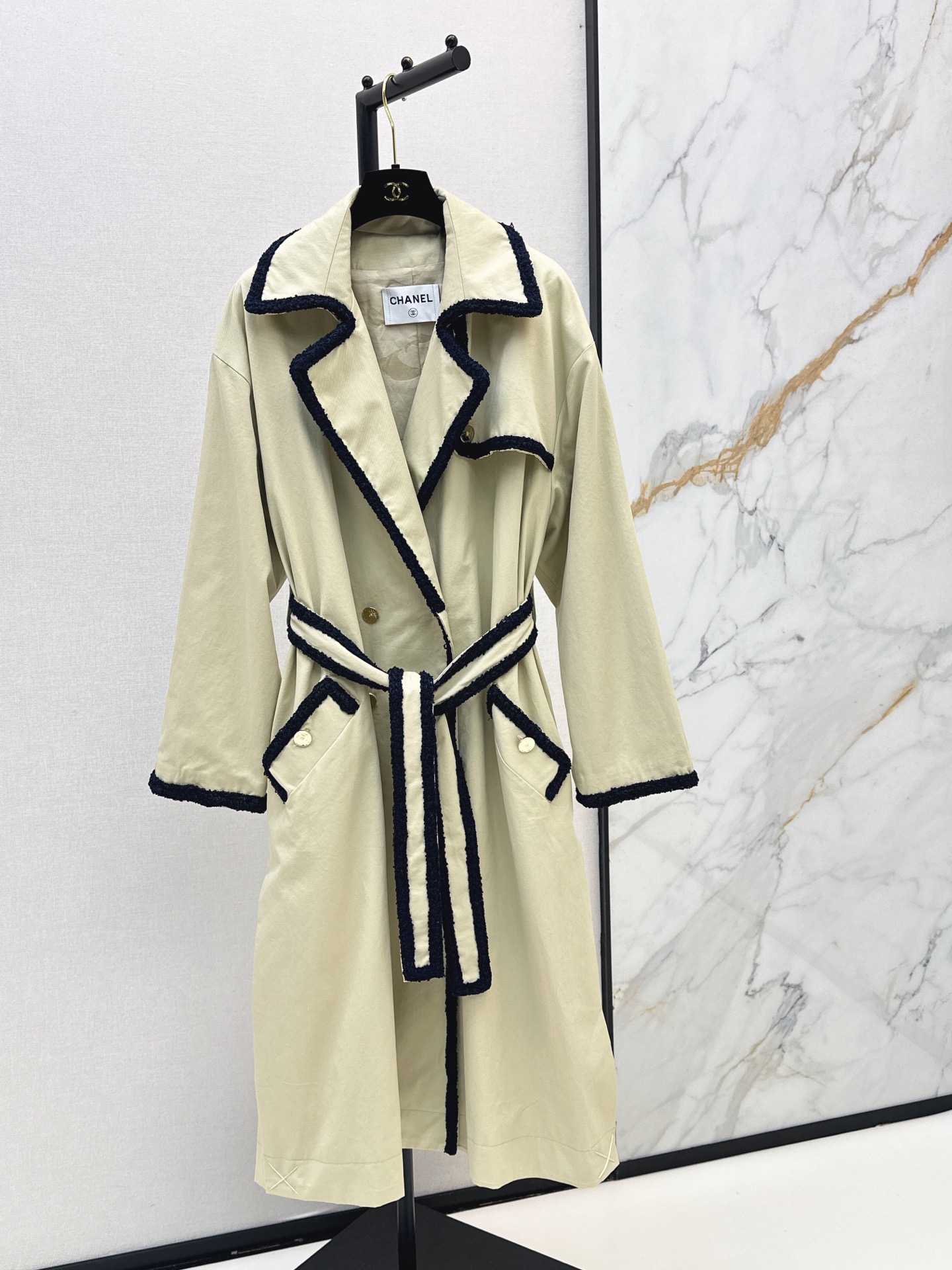 NO:886042,Xin Zhilei/Jin Gaoyin same style C Home 26Ss————The latest long windbreaker jacket in early autumn is made of high-quality cotton fabrics. The fabric is crisp and drape, breathable and wrinkle-resistant. Black lace on the collar placket, cuffs, waistband and pocket edges. Fully hand-sewn lace. The stitching is fine and even, forming a delicate contrast with the body, showing a sense of luxury. The entire lining technology improves the smoothness of wearing and strengthens the silhouette of the body.  It is not easy to deform after long-term wear. The elasticity can be adjusted freely when paired with a belt of the same fabric. Easily switch between relaxed and waisted styles. One color sml, chanel, jackets & coats,19860909辛芷蕾/金高银同款 C家 26Ss————早秋最新款撞边长款风衣外套甄选优质棉面料 面料挺括垂坠 兼具透气与抗皱性 衣领门襟袖口腰带及口袋边缘的黑色花边 全手工定位缝制花边 针脚细密均匀 与衣身形成精致撞色 尽显高级感 整件套里布工艺提升穿着顺滑度 同时强化衣身廓形 久穿不易变形 搭配同面料腰带可自由调节松紧 轻松切换松弛与收腰两种风格 一色sml,,chanel,jackets & coats,,Women's clothing