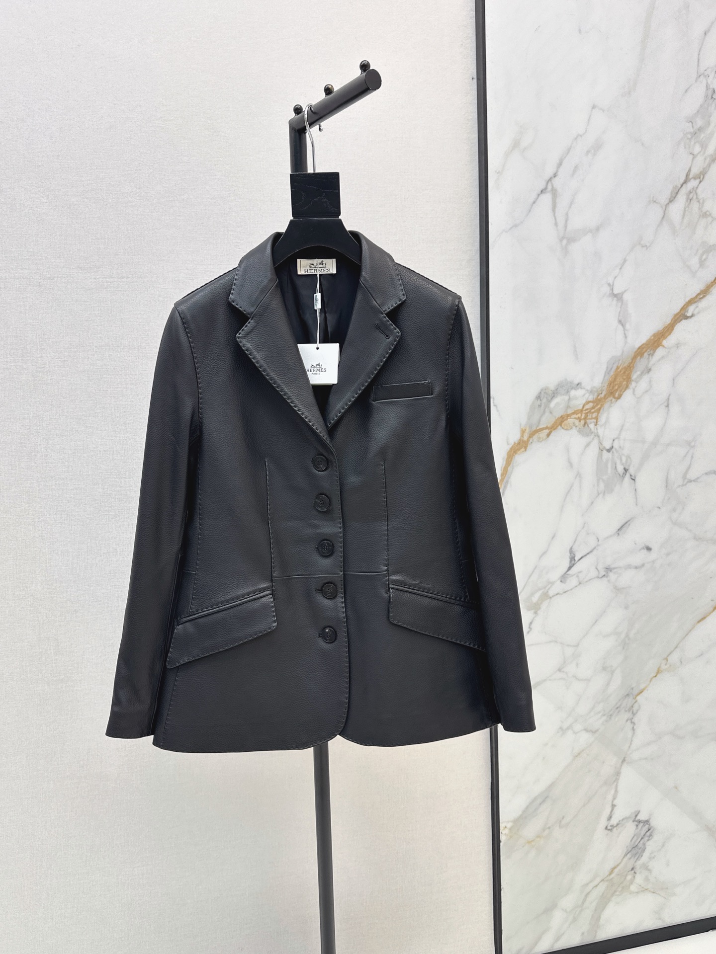 NO:886050,High-intellectual wear Her 26Ss——————The latest handmade hook-line leather suit jacket in early spring is a must-have item this season. Customized litchi pattern. 100% imported lambskin texture is invincible. Low-key aristocratic temperament, versatile, fashionable and high-end. Classic version is super authentic. Pure handmade oil edge craftsmanship. Five colors sml,,jackets & coats,business suit,sheepskin,19860909高智感穿搭 Her 26Ss—————早春最新款手工勾线真皮西装外套本季必入不可错过的单品 定制荔枝纹 百分百进口小羊皮质感无敌 低调贵族气质百搭时髦又高级 经典版型超正 纯手工油边工艺 五色sml,,jackets & coats,business suit,sheepskin,,Women's clothing